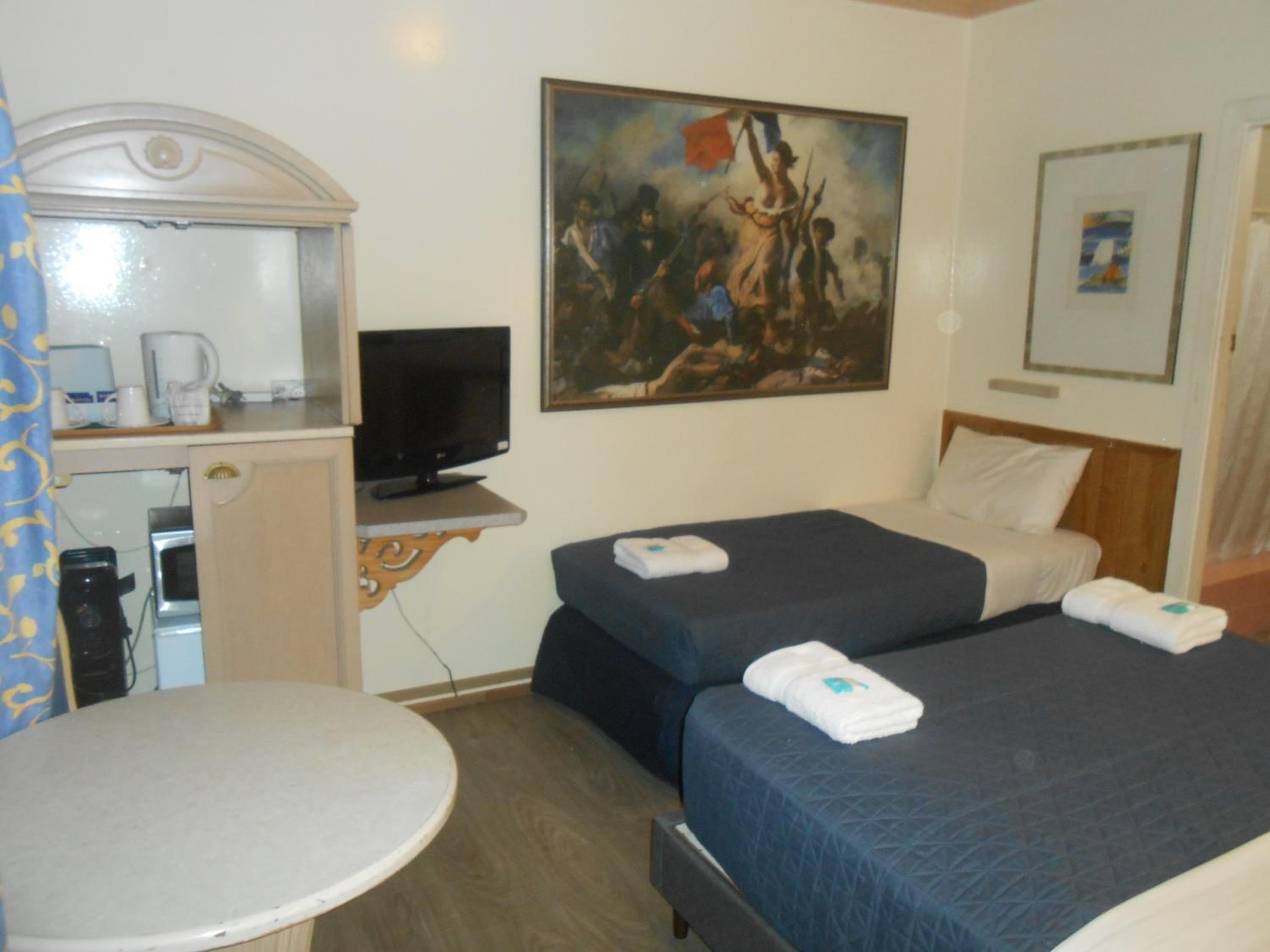 Double or Twin Room with Private Bathroom - Photo 2