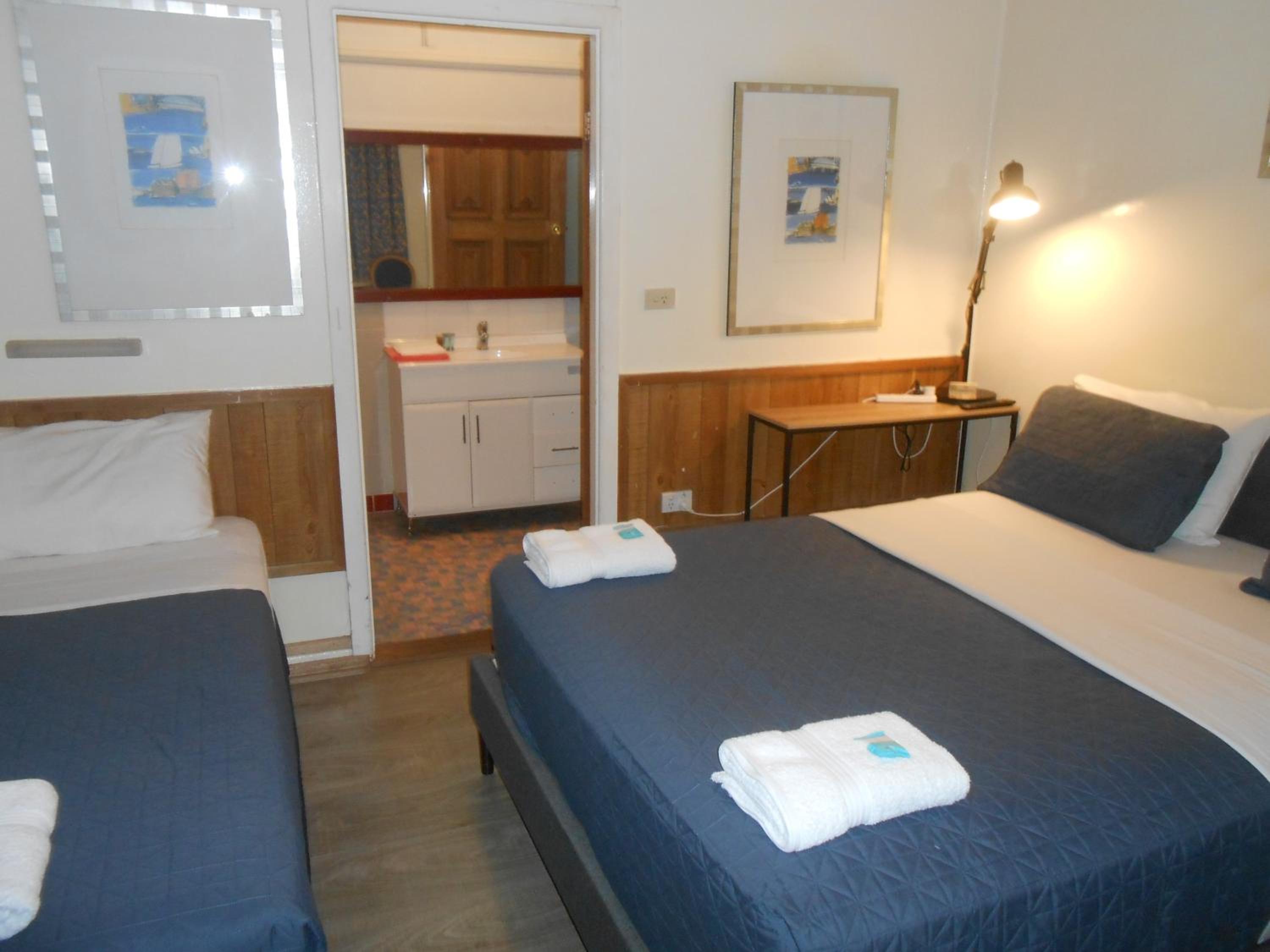 Double or Twin Room with Private Bathroom - Photo 3