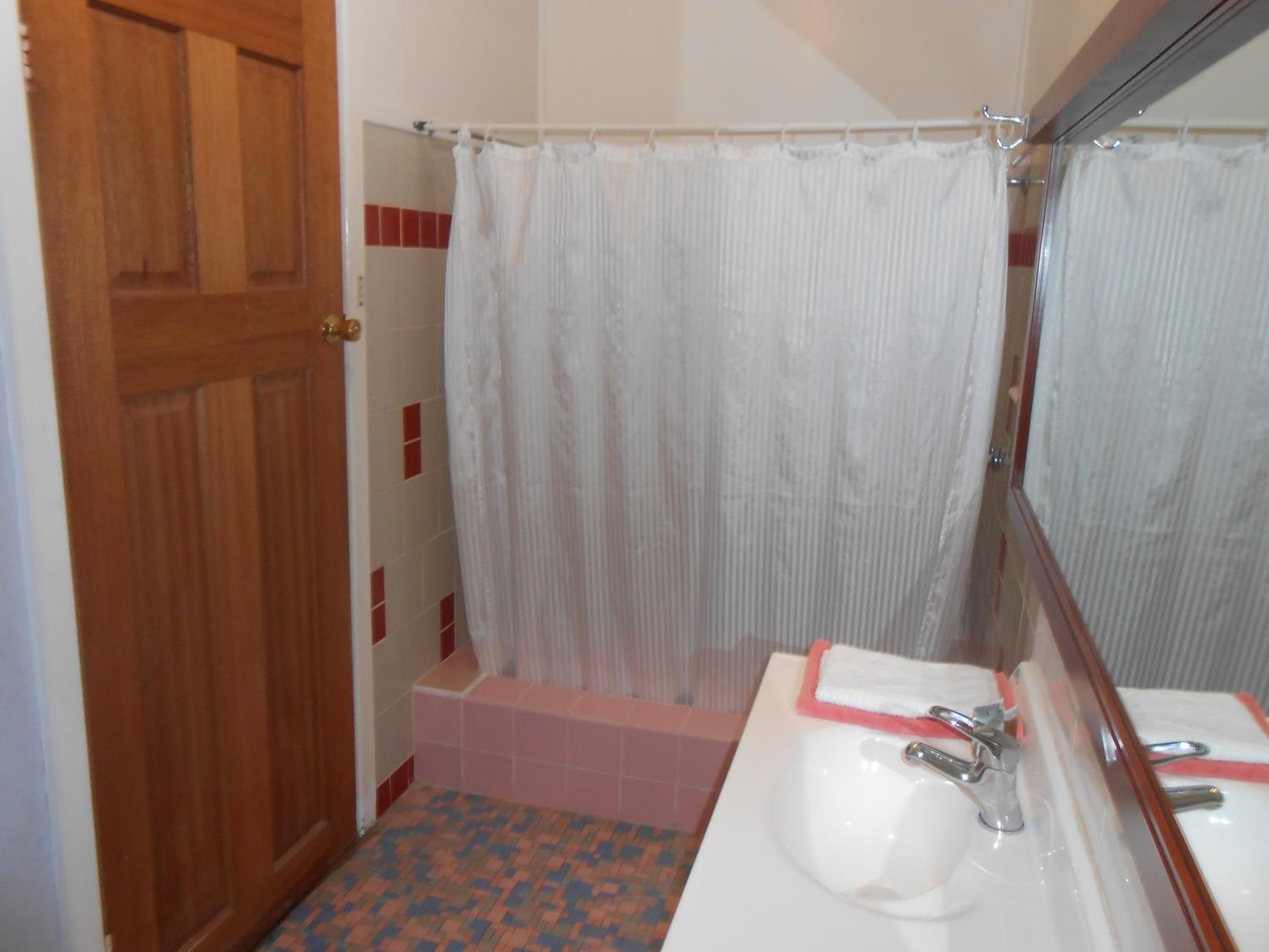 Double or Twin Room with Private Bathroom - Photo 5