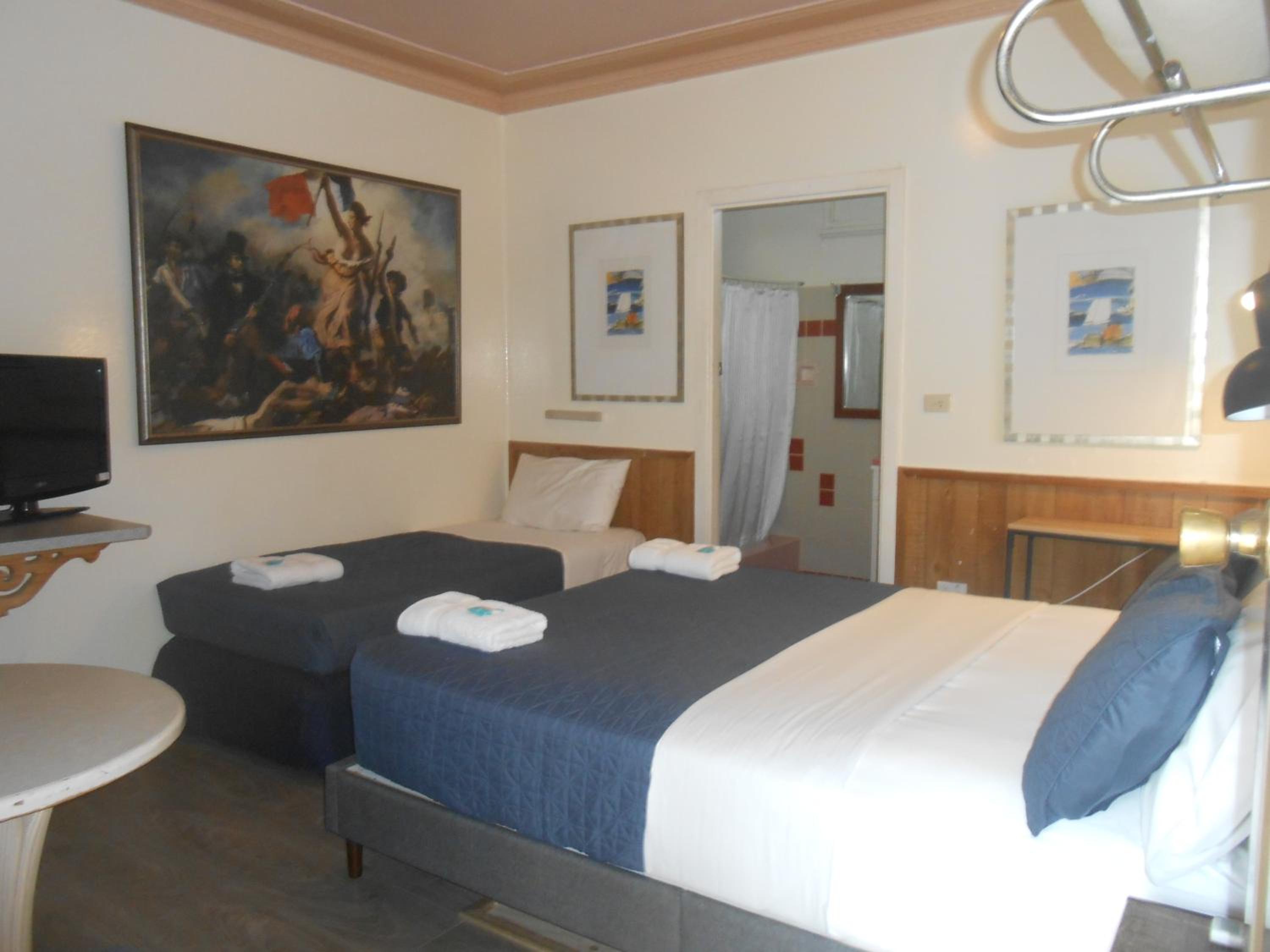 Double or Twin Room with Private Bathroom - Photo 8