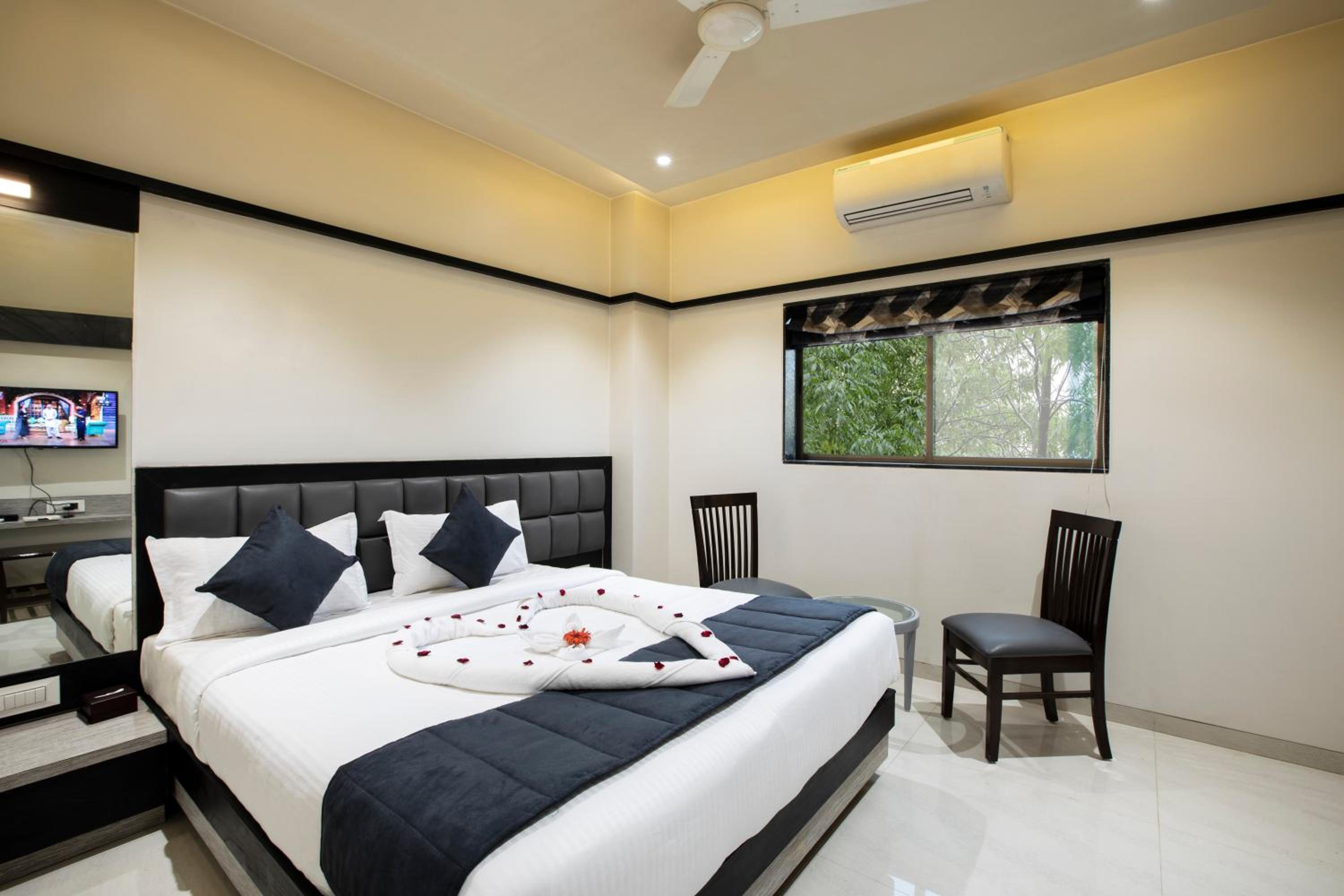 Grand King Room with Bathtub
