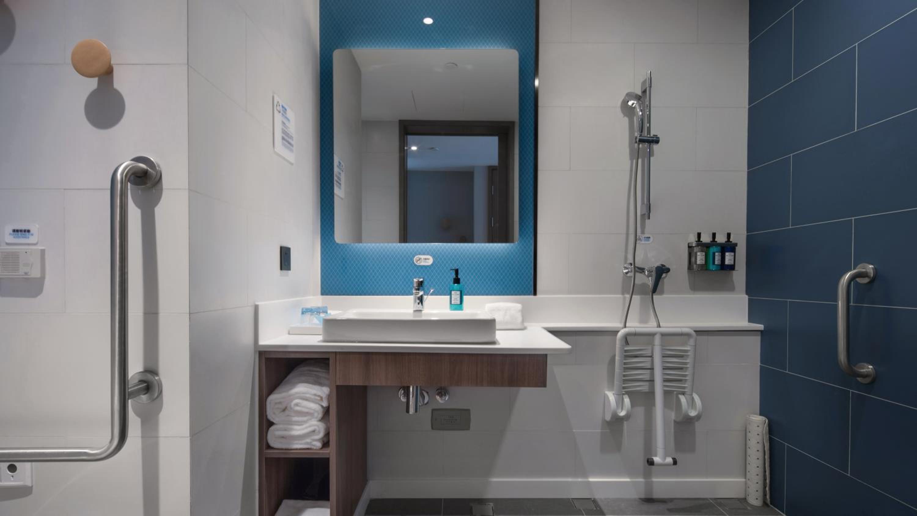 Standard King Room - Disability Access photo 3