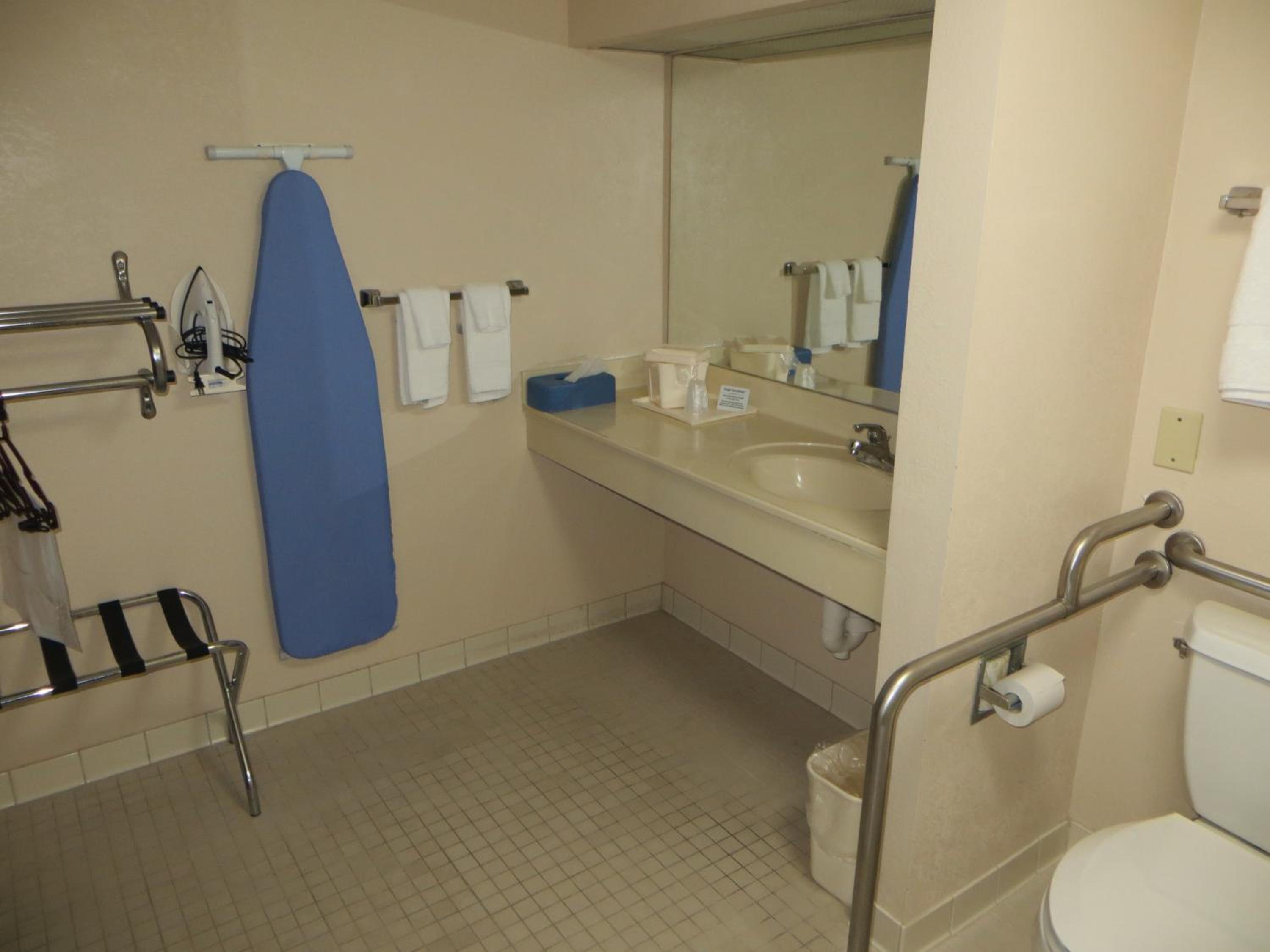 Deluxe Queen Room with Two Queen Beds - Non-Smoking - Photo 2