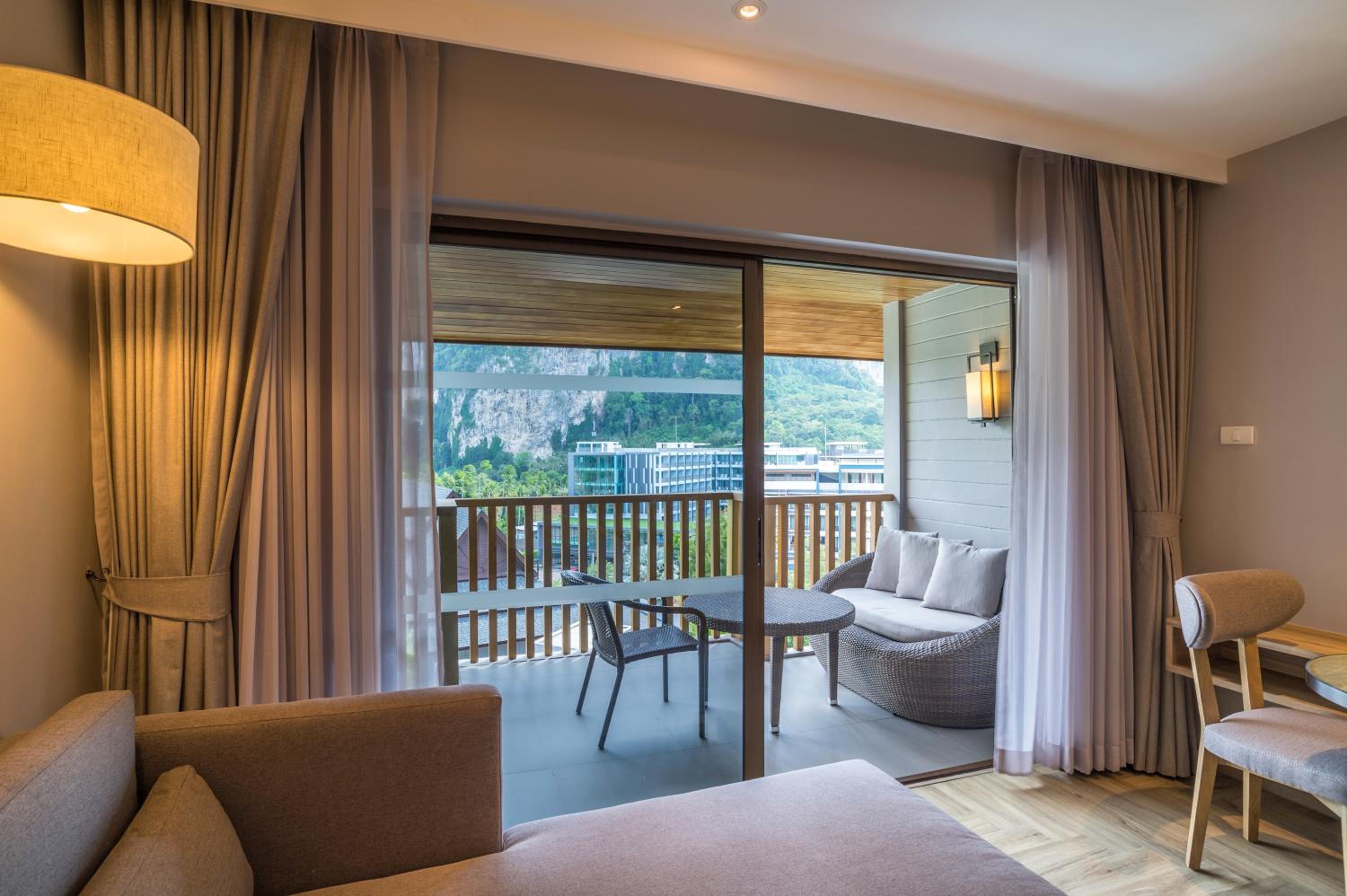Premium King Room with Balcony photo 3