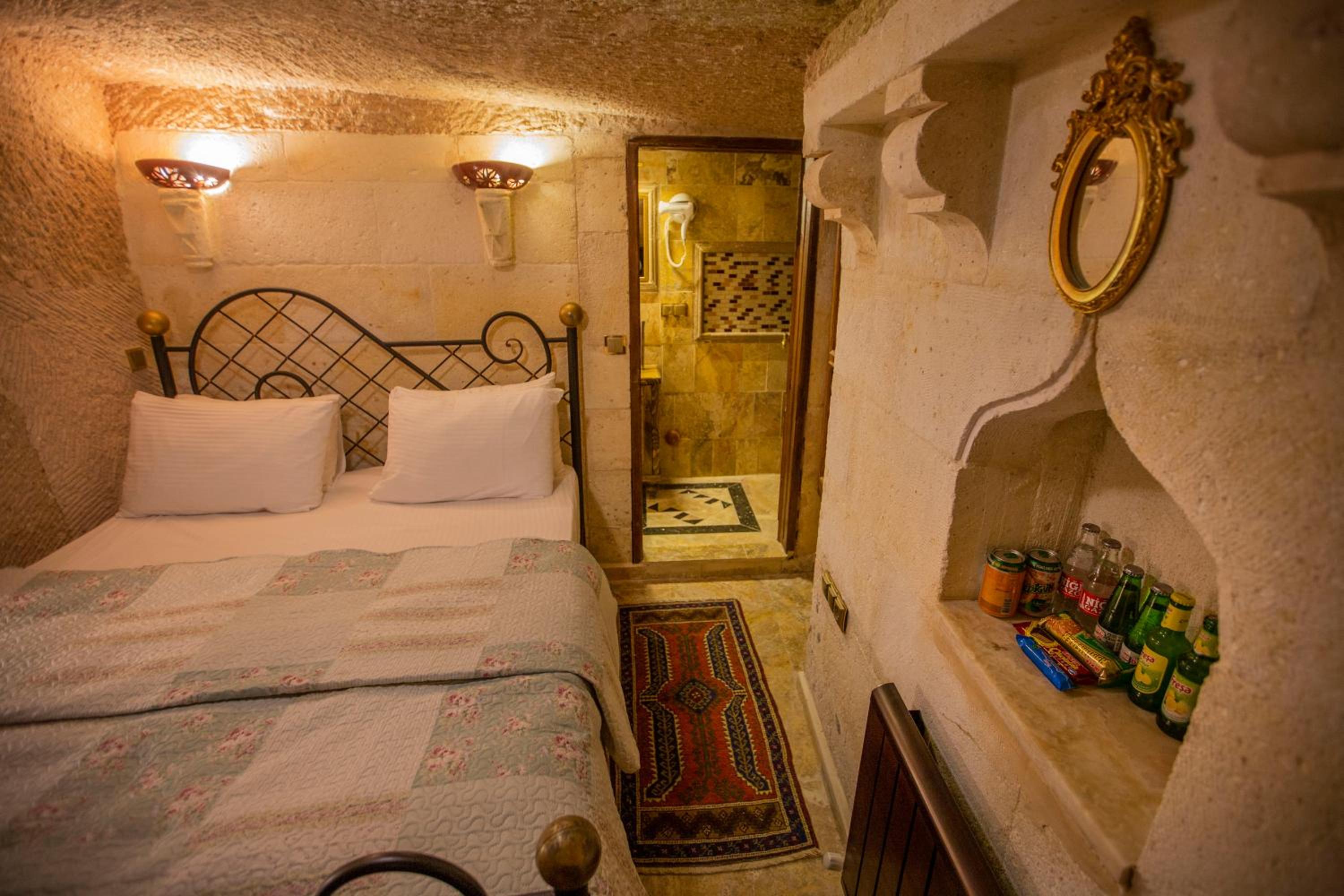 Cave Room - Photo 2