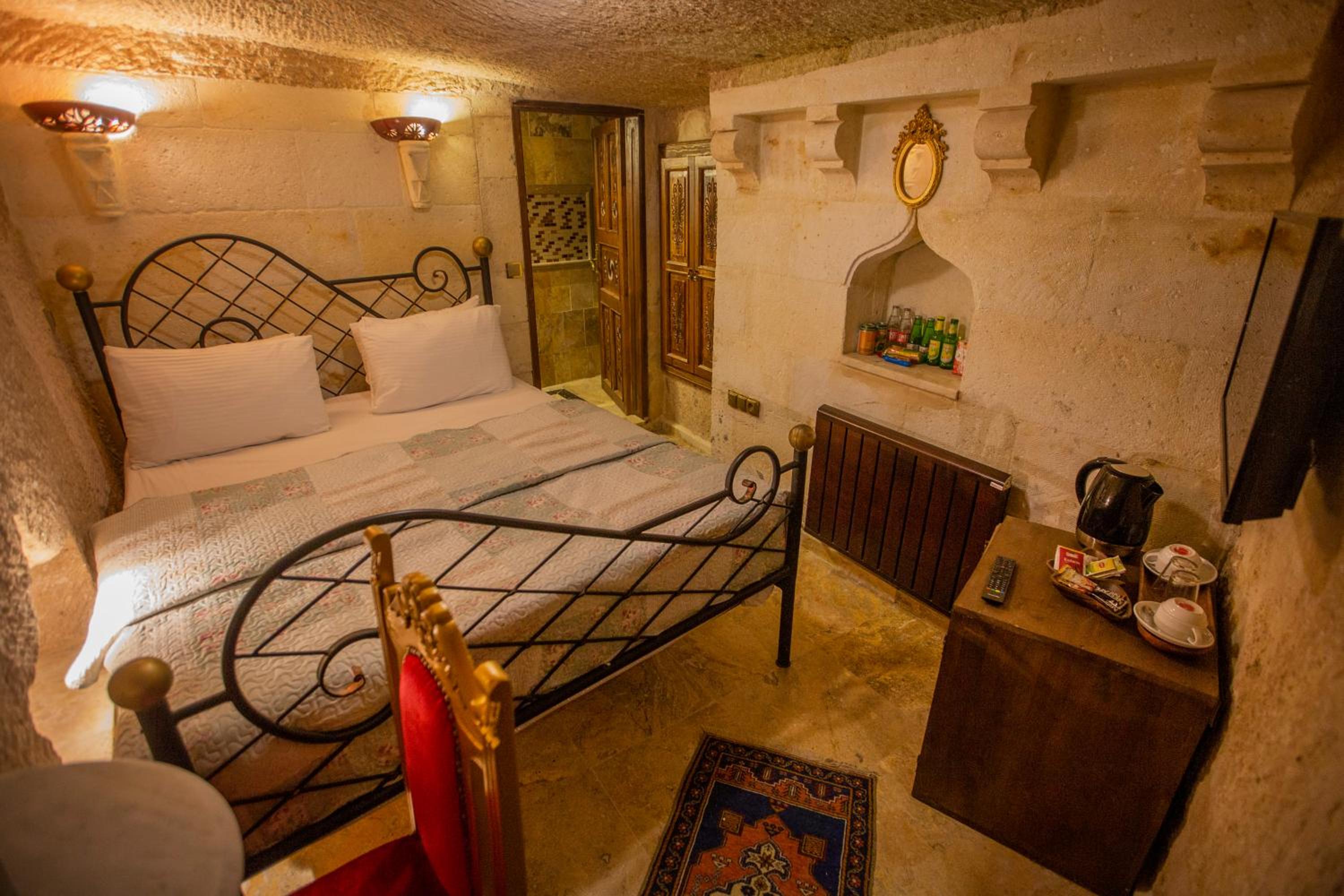 Cave Room - Photo 1