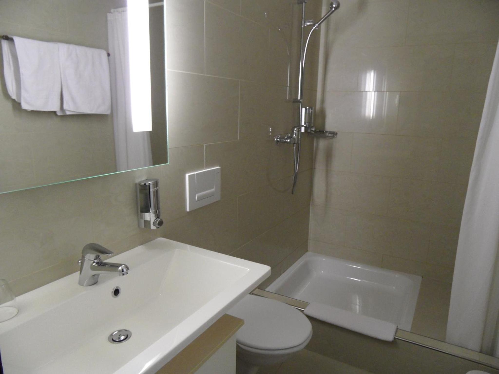 Standard Double Room - Photo 8