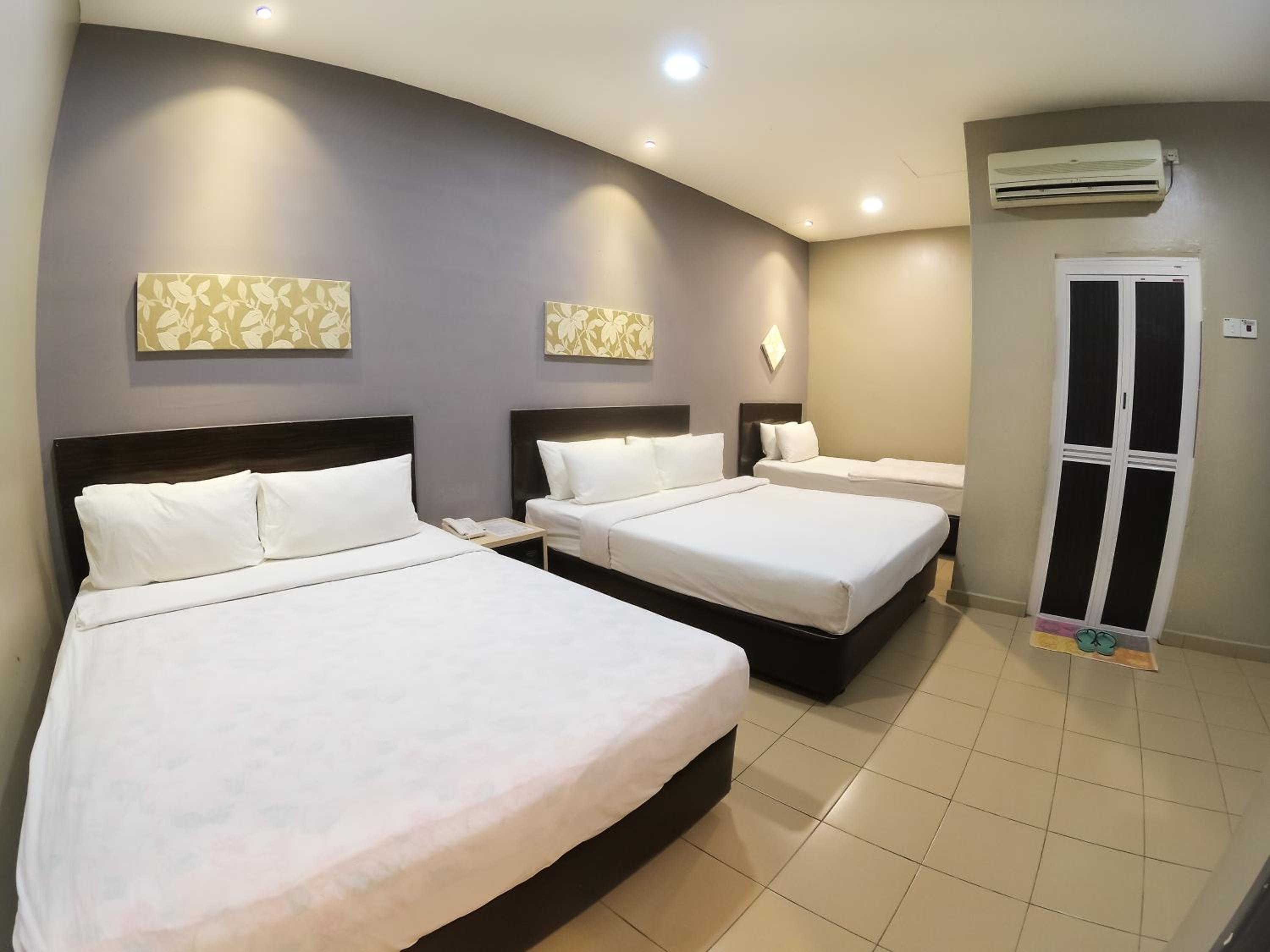 Deluxe Queen Room with No Window