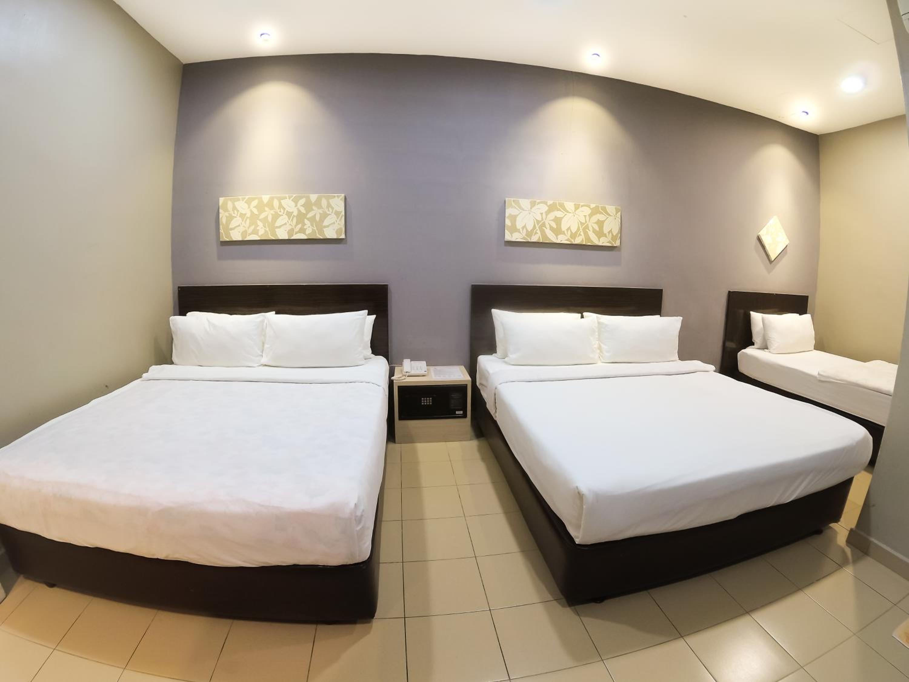 Deluxe Queen Room with No Window