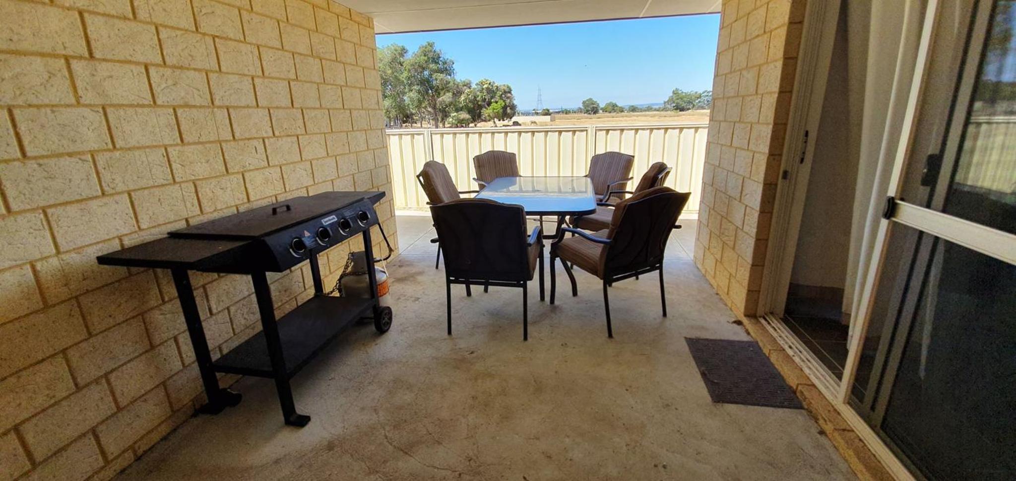 Five-Bedroom House photo 2
