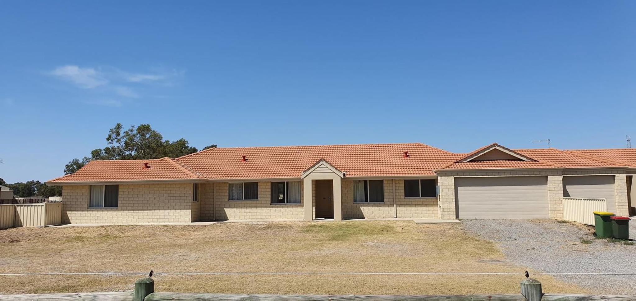 Five-Bedroom House photo 2