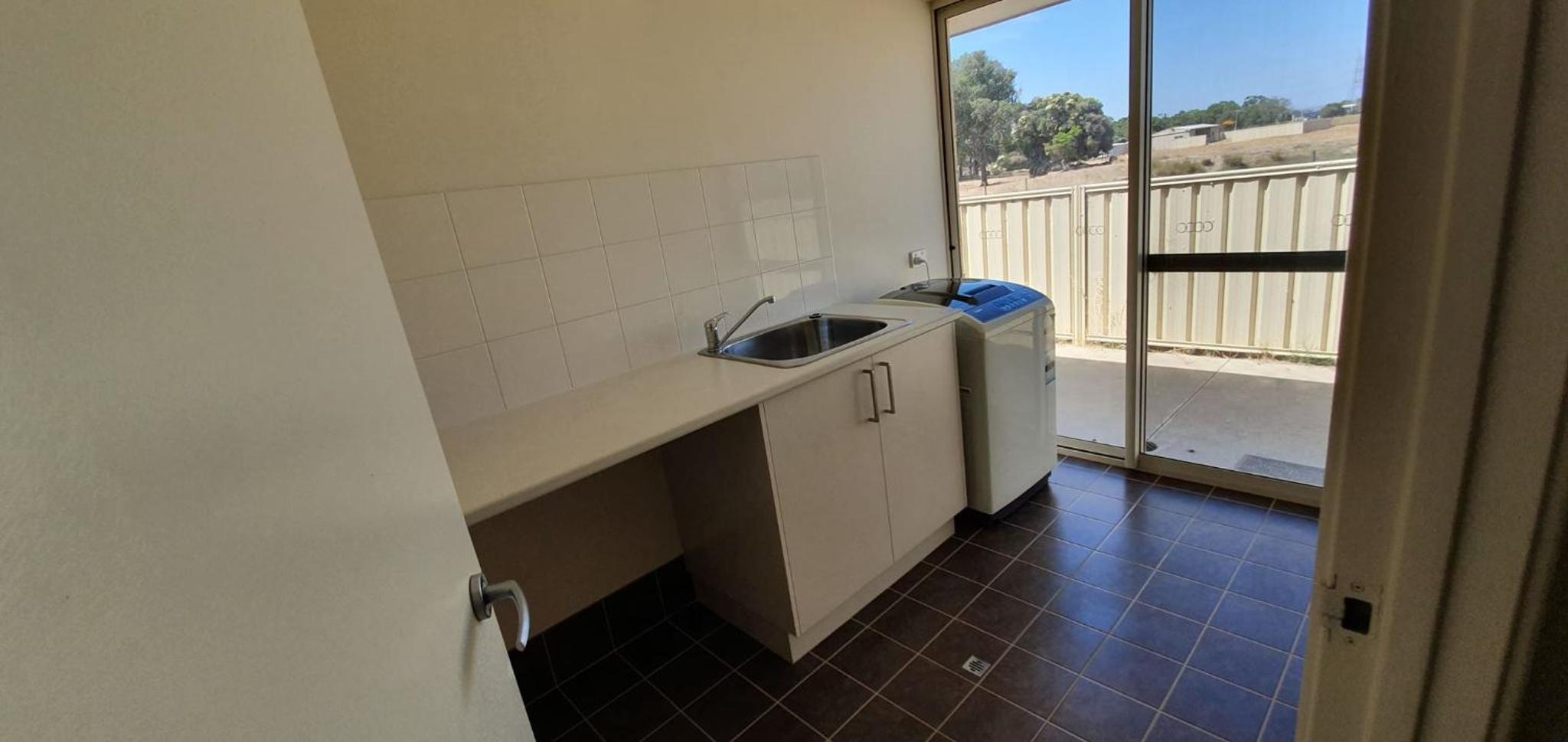 Five-Bedroom House photo 3