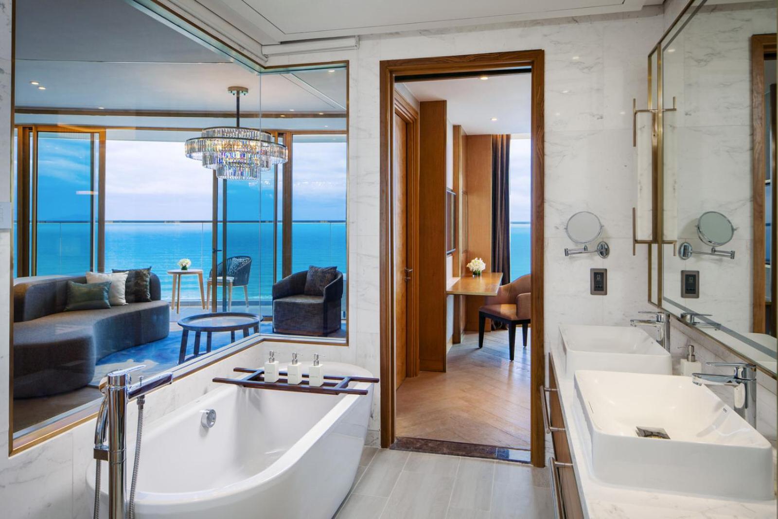 Deluxe King Suite with Sea View - Photo 2