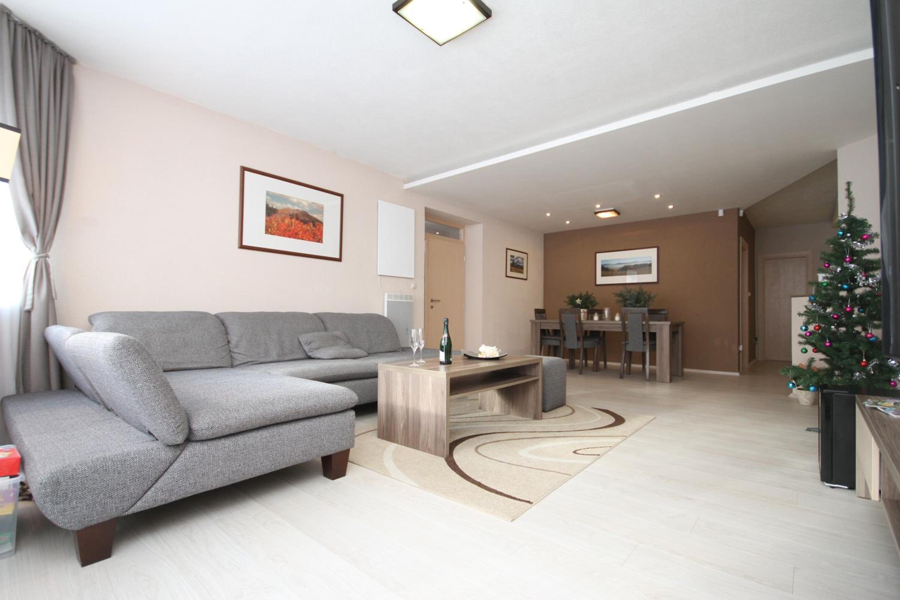 Deluxe Three-Bedroom Apartment with Terrace and free Hot Tub - Photo 1