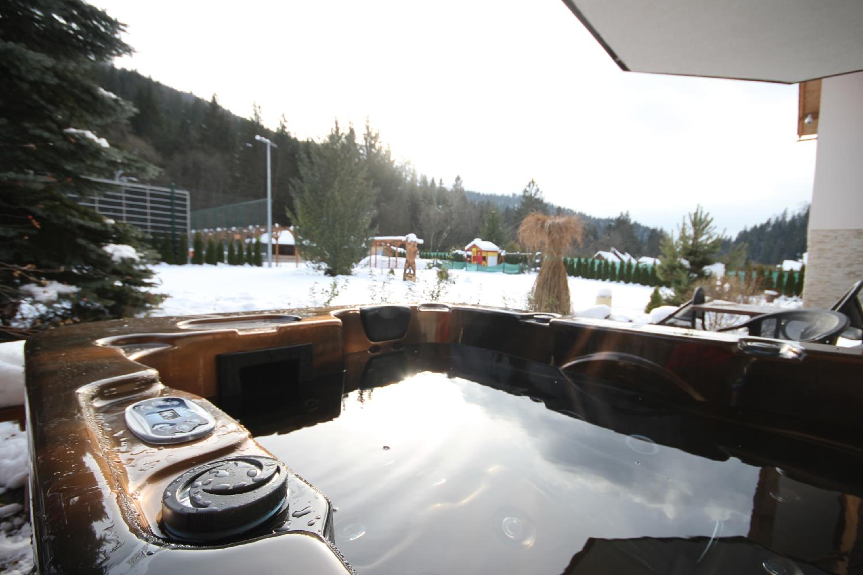 Deluxe Three-Bedroom Apartment with Terrace and free Hot Tub - Photo 12