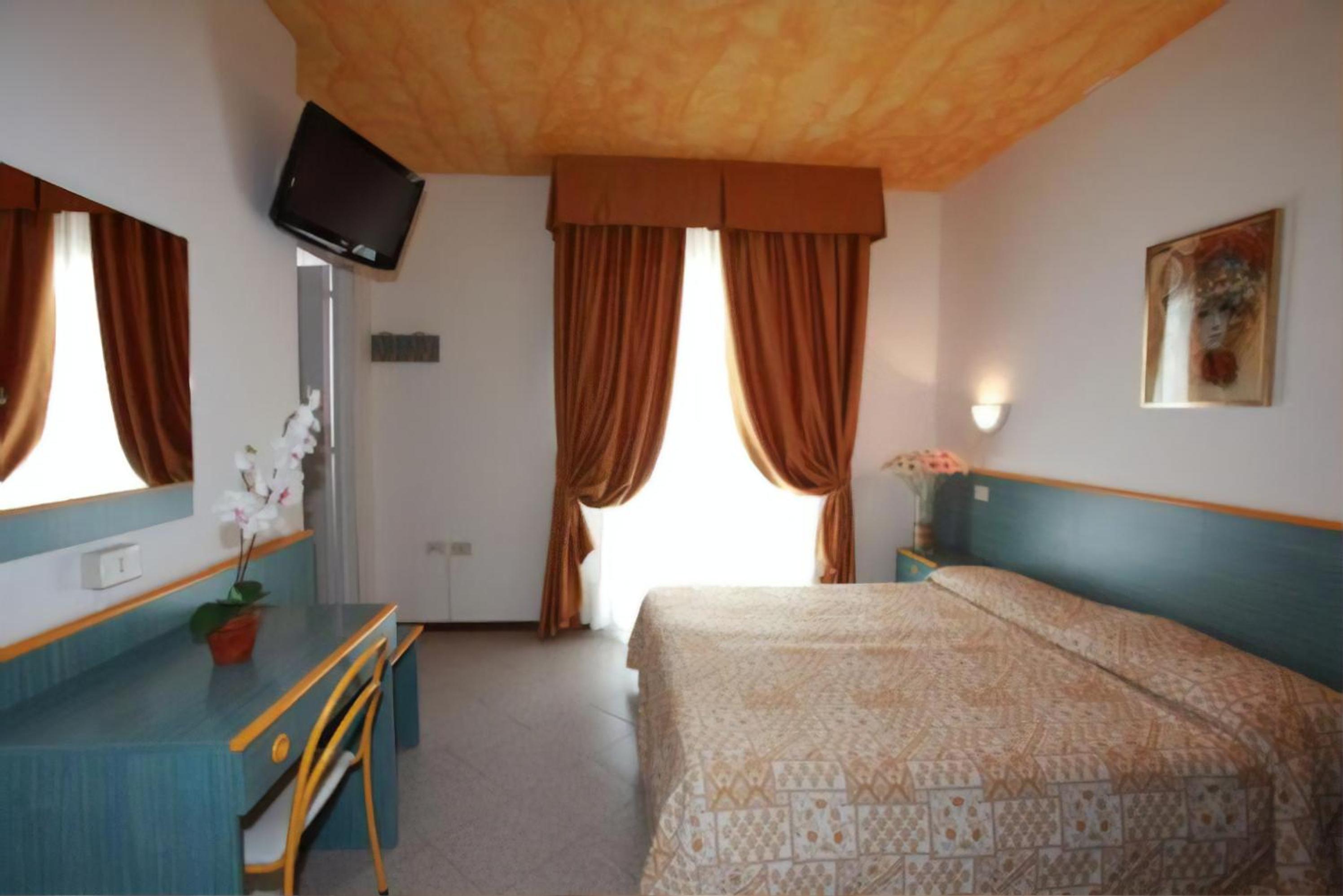 Large Double or Twin Room - Photo 12