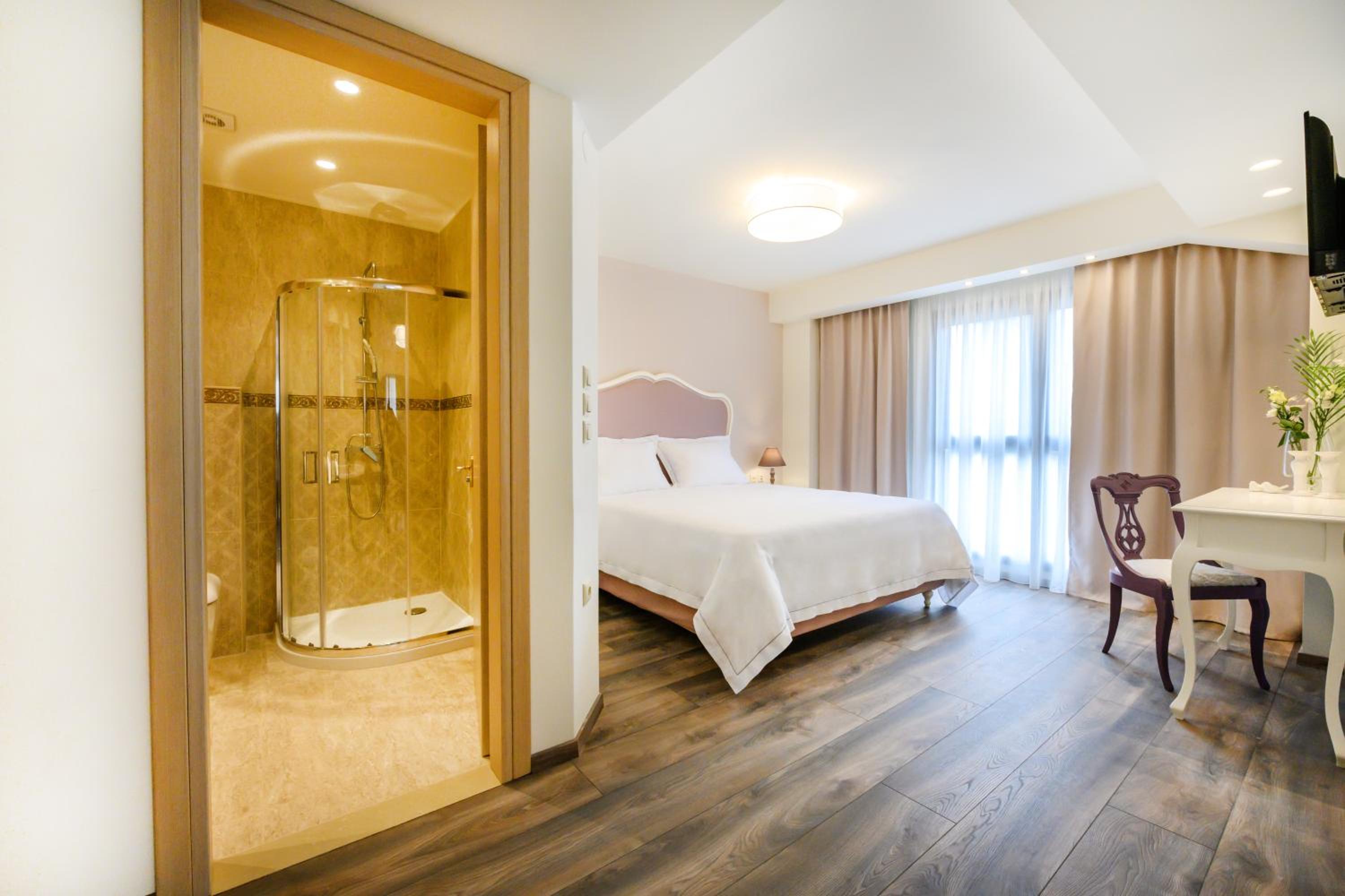 Deluxe Family Suite - Photo 2