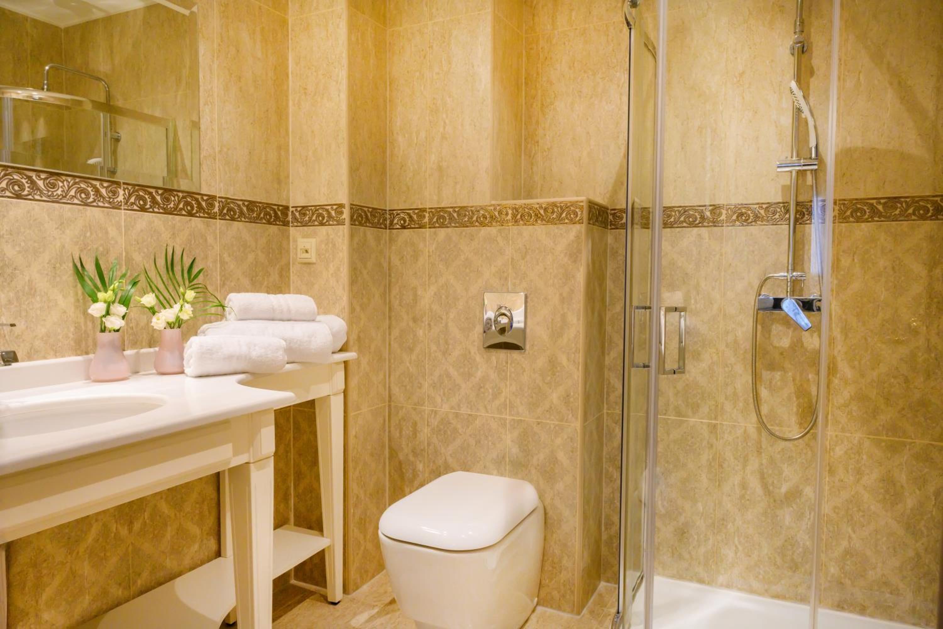 Deluxe Family Suite - Photo 6