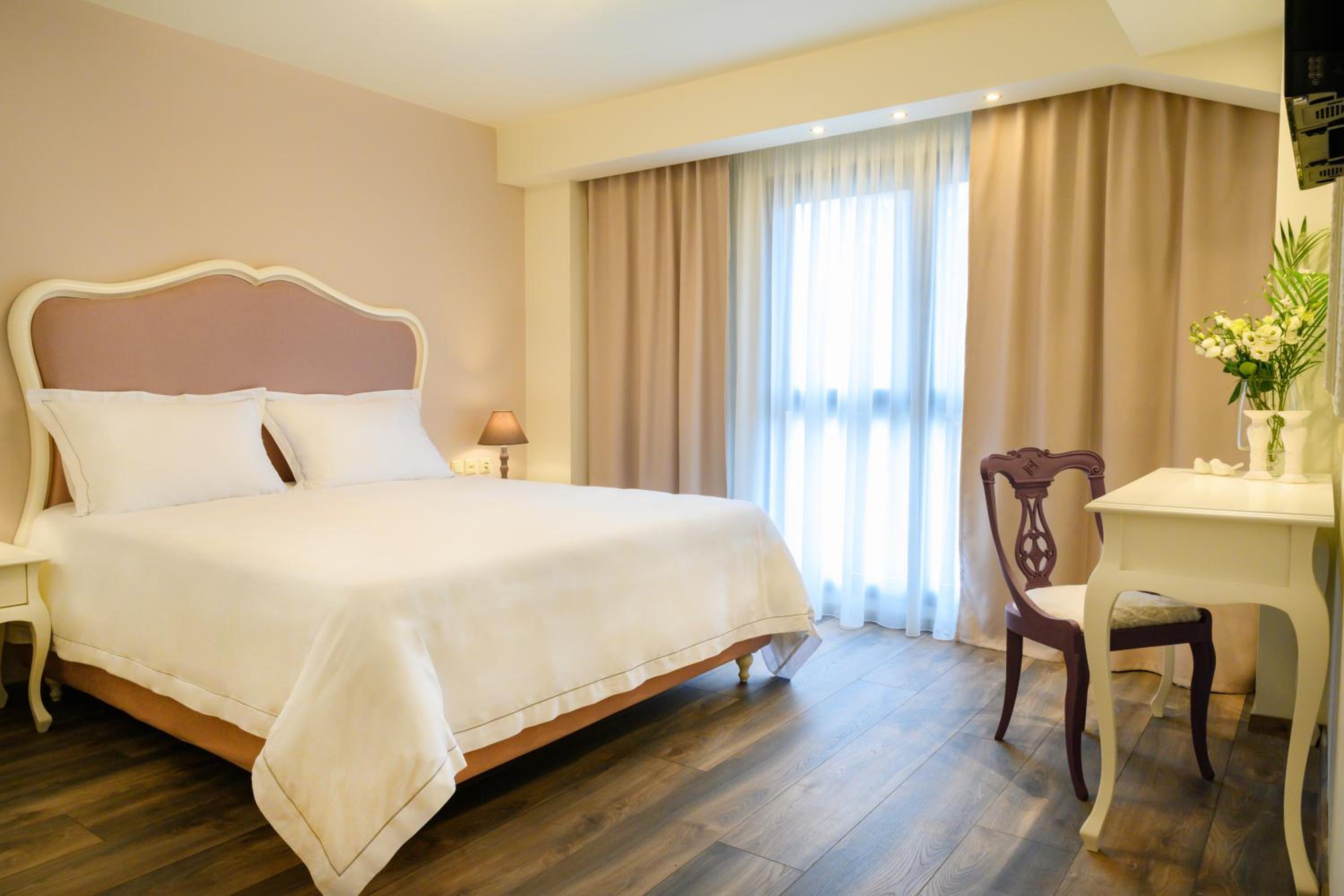 Deluxe Family Suite - Photo 3