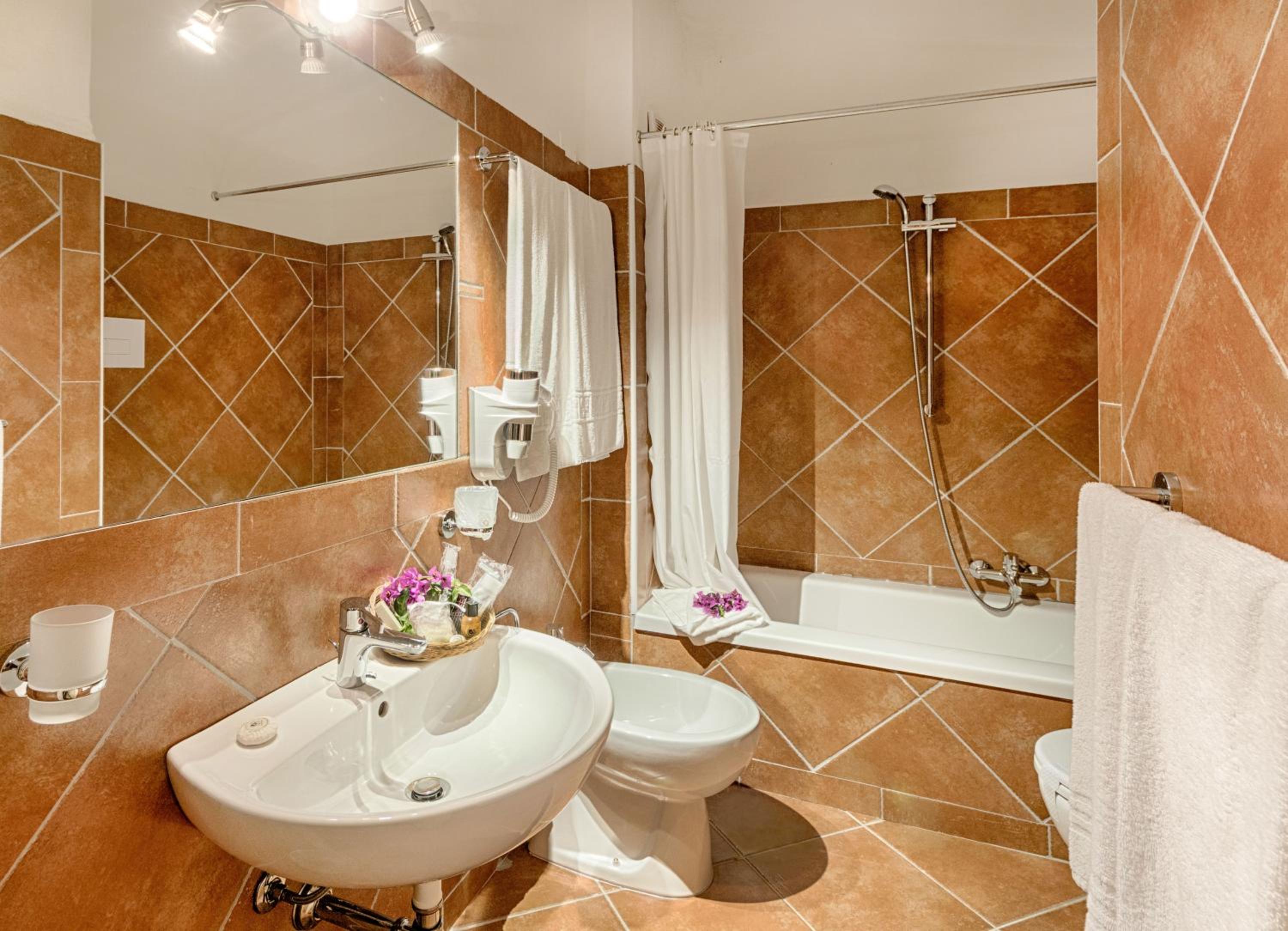 Classic Double or Twin Room - Photo 7
