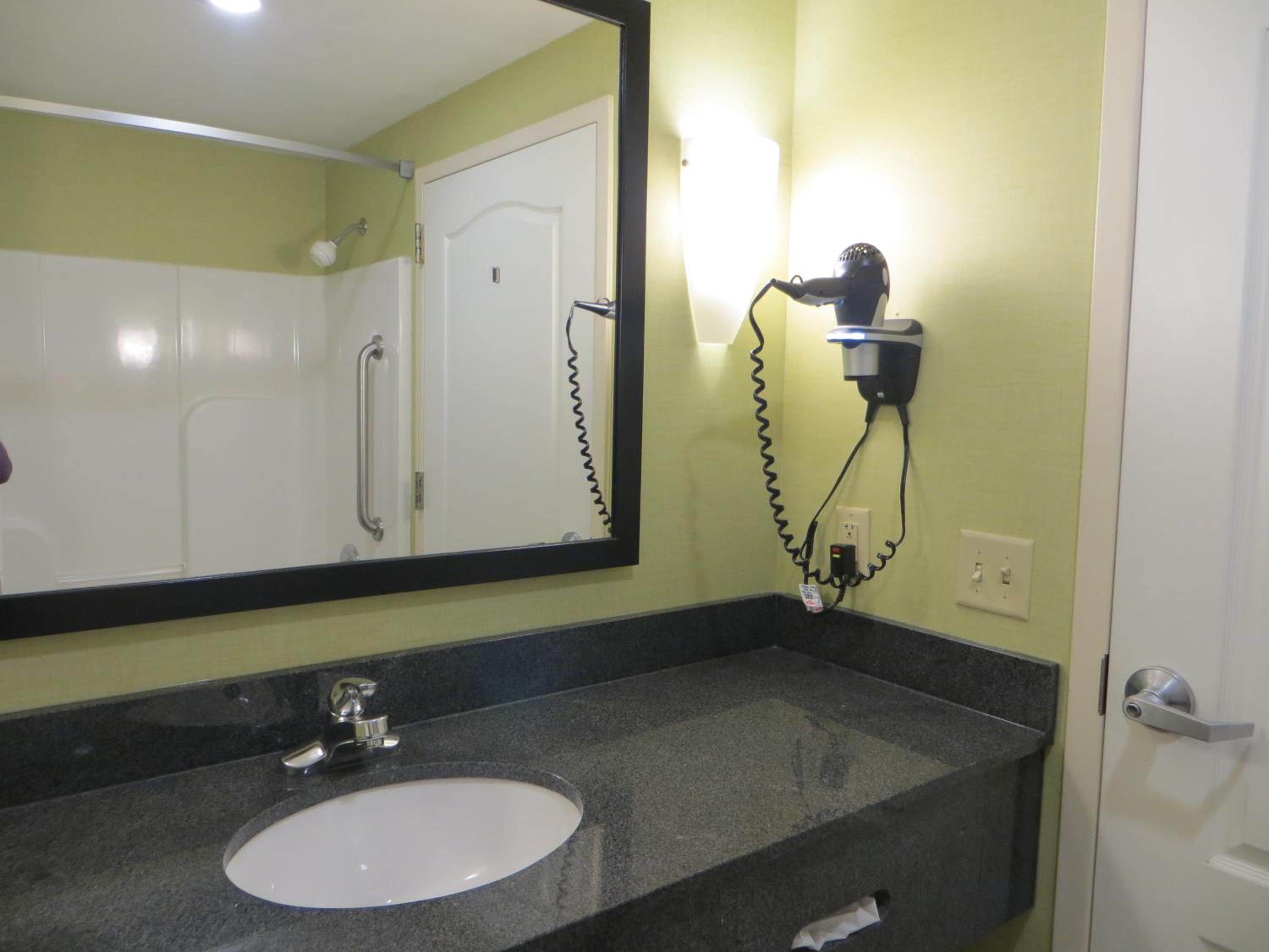 King Suite - Disability Access/Non-Smoking - Photo 8