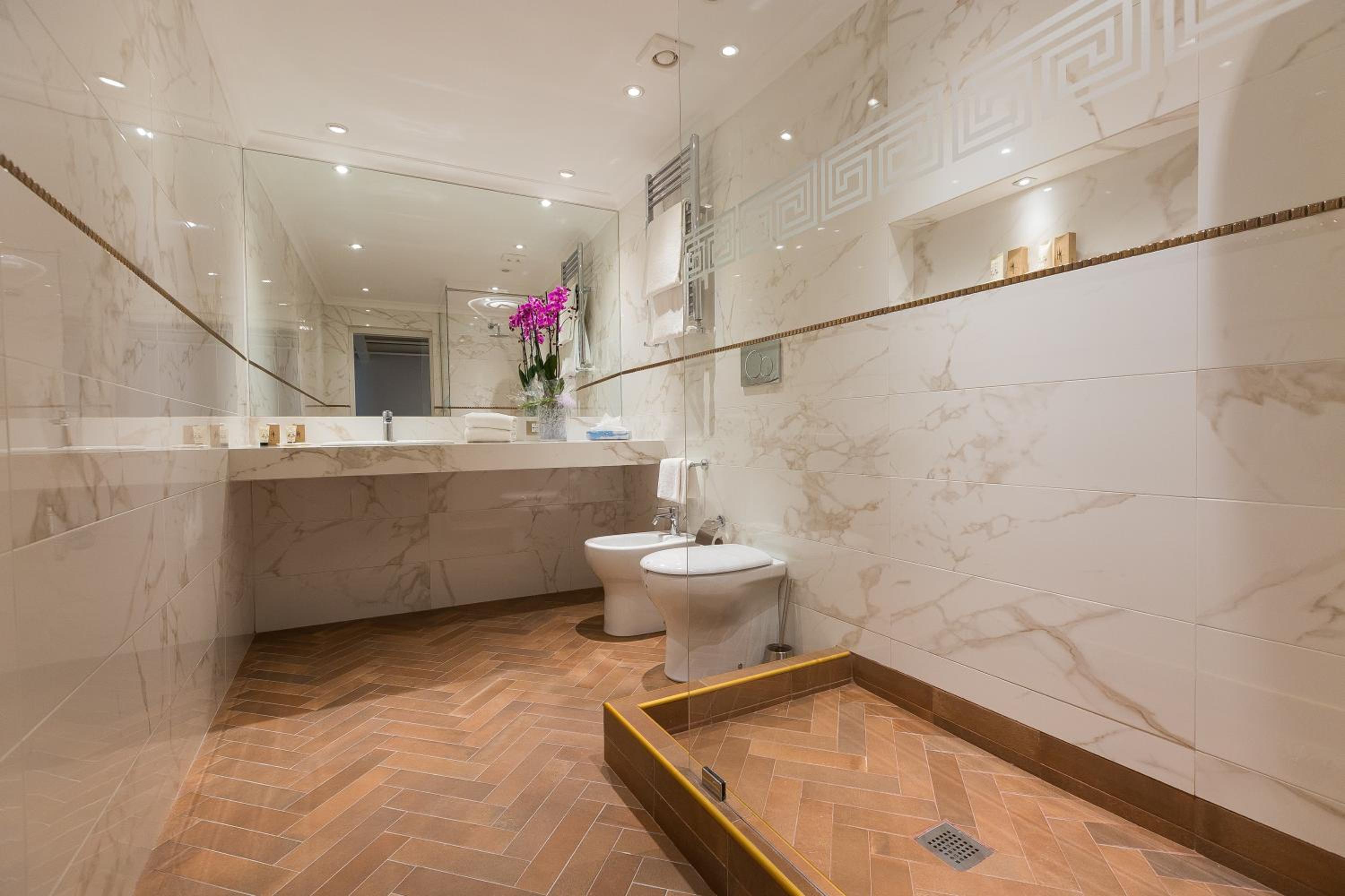 Deluxe Suite with Spa Bath thumbnail 5