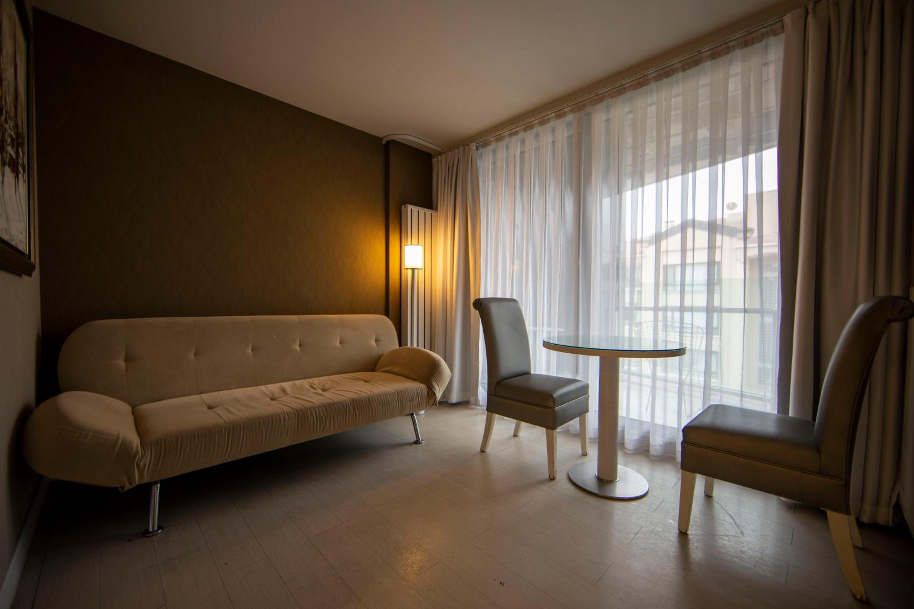 Corner Suite - Photo 8