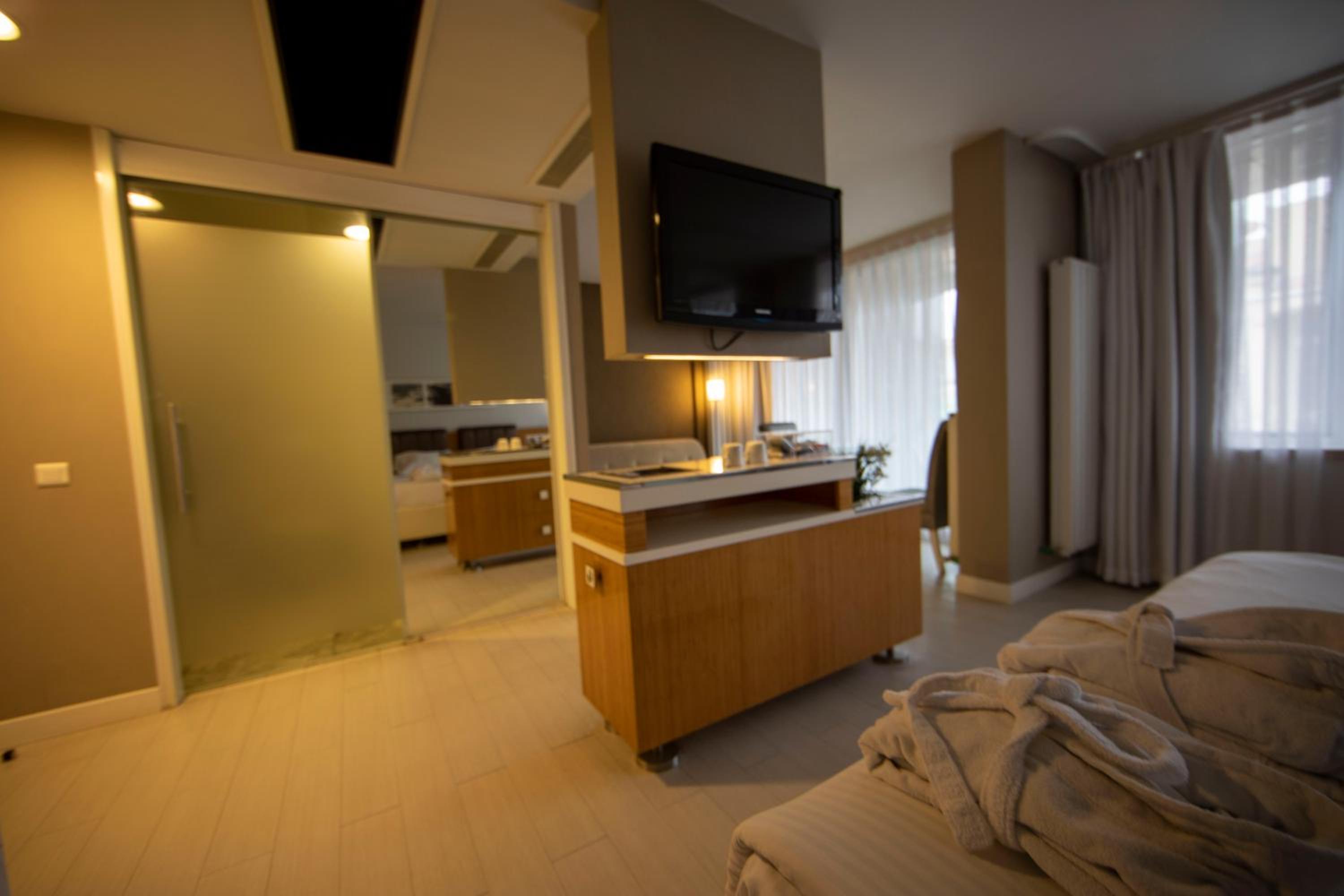 Corner Suite - Photo 6