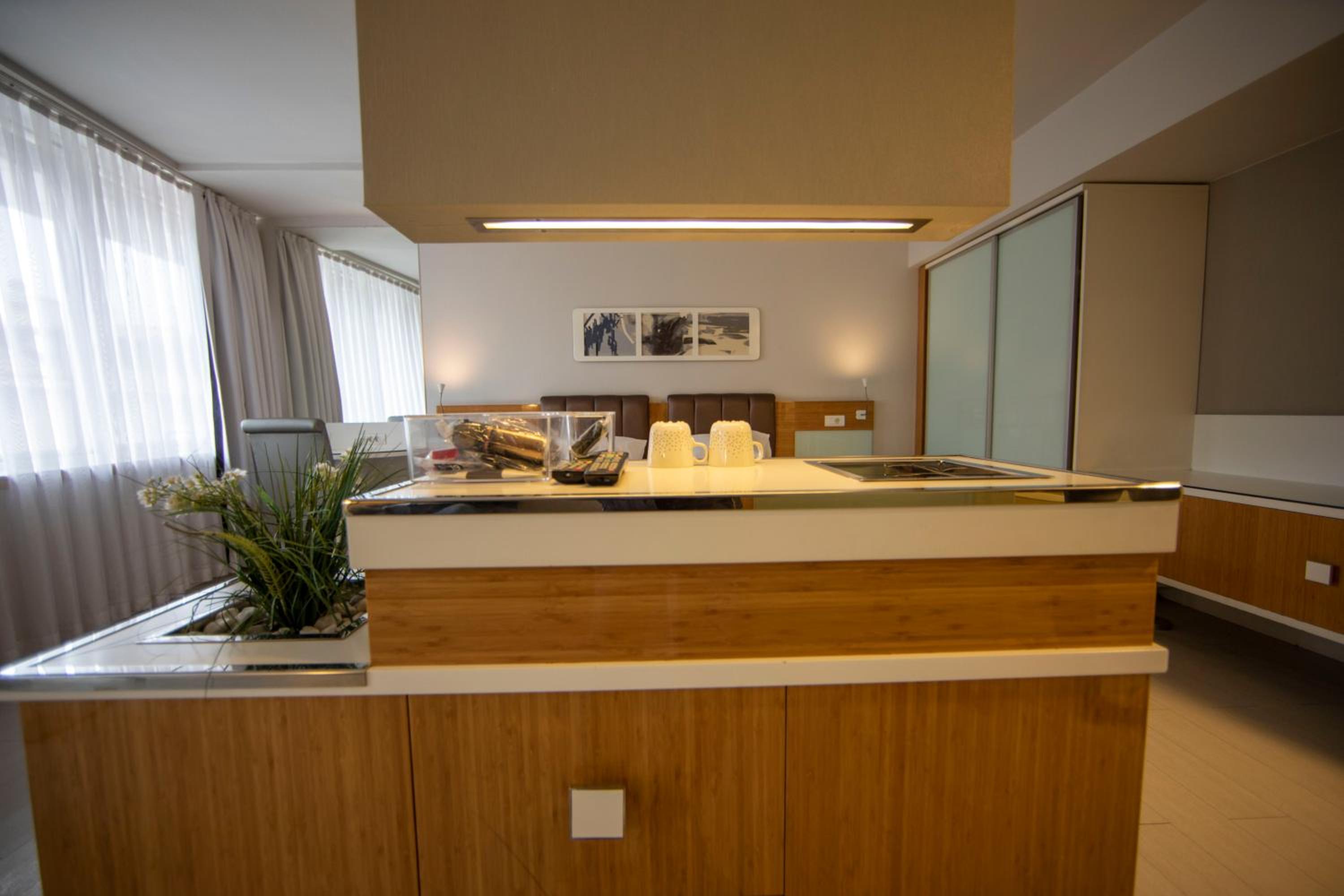 Corner Suite - Photo 5