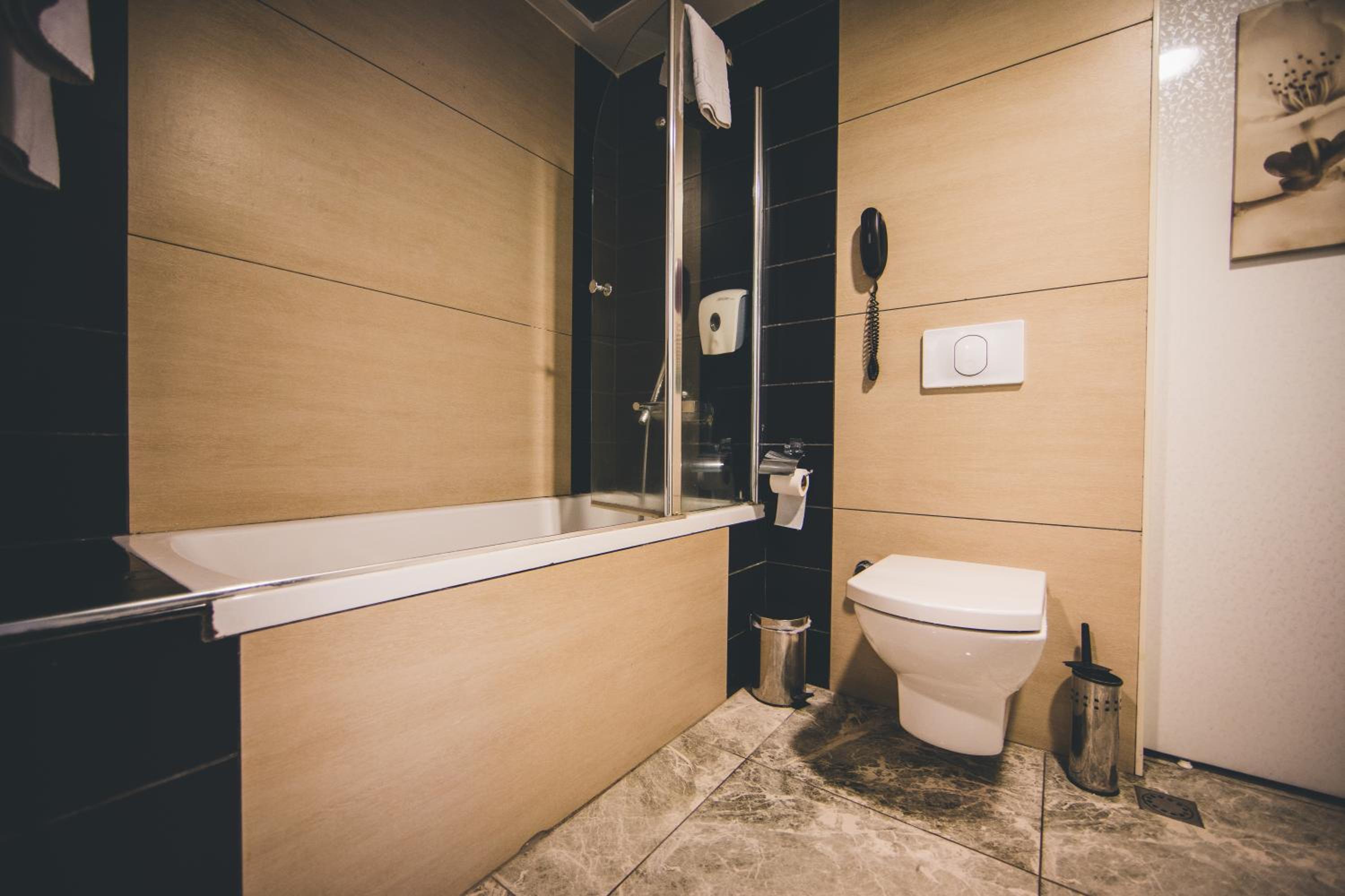Corner Suite - Photo 4