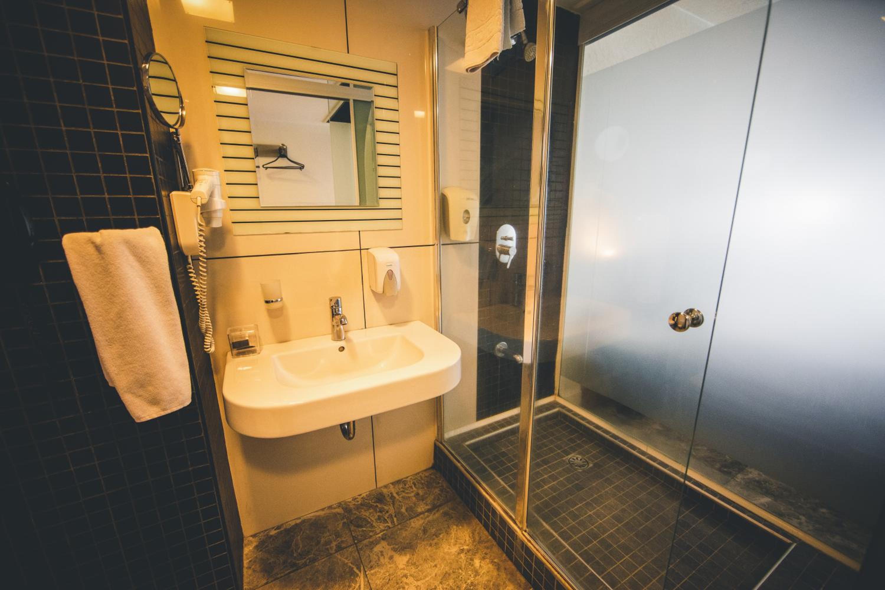 Standard Twin Room - Photo 10