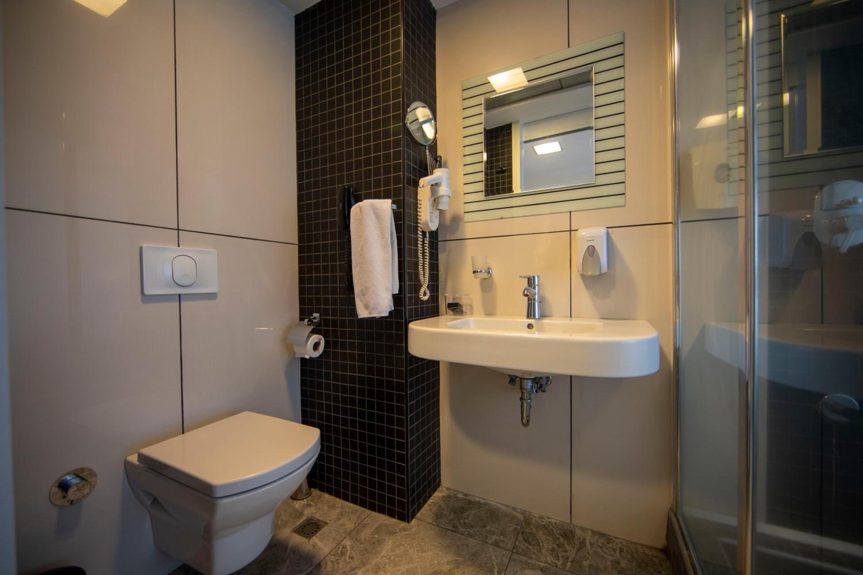 Standard Twin Room - Photo 9