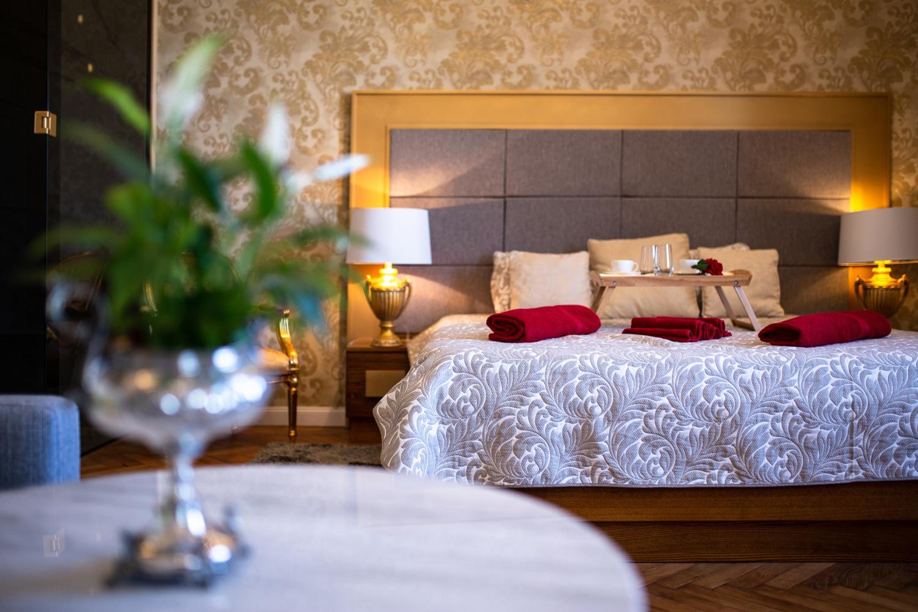 Luxury Apartment - Photo 24