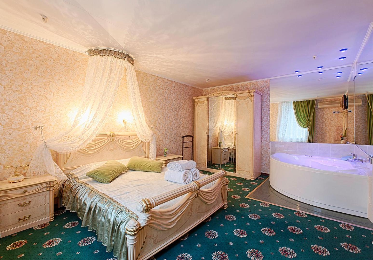 Honeymoon Suite