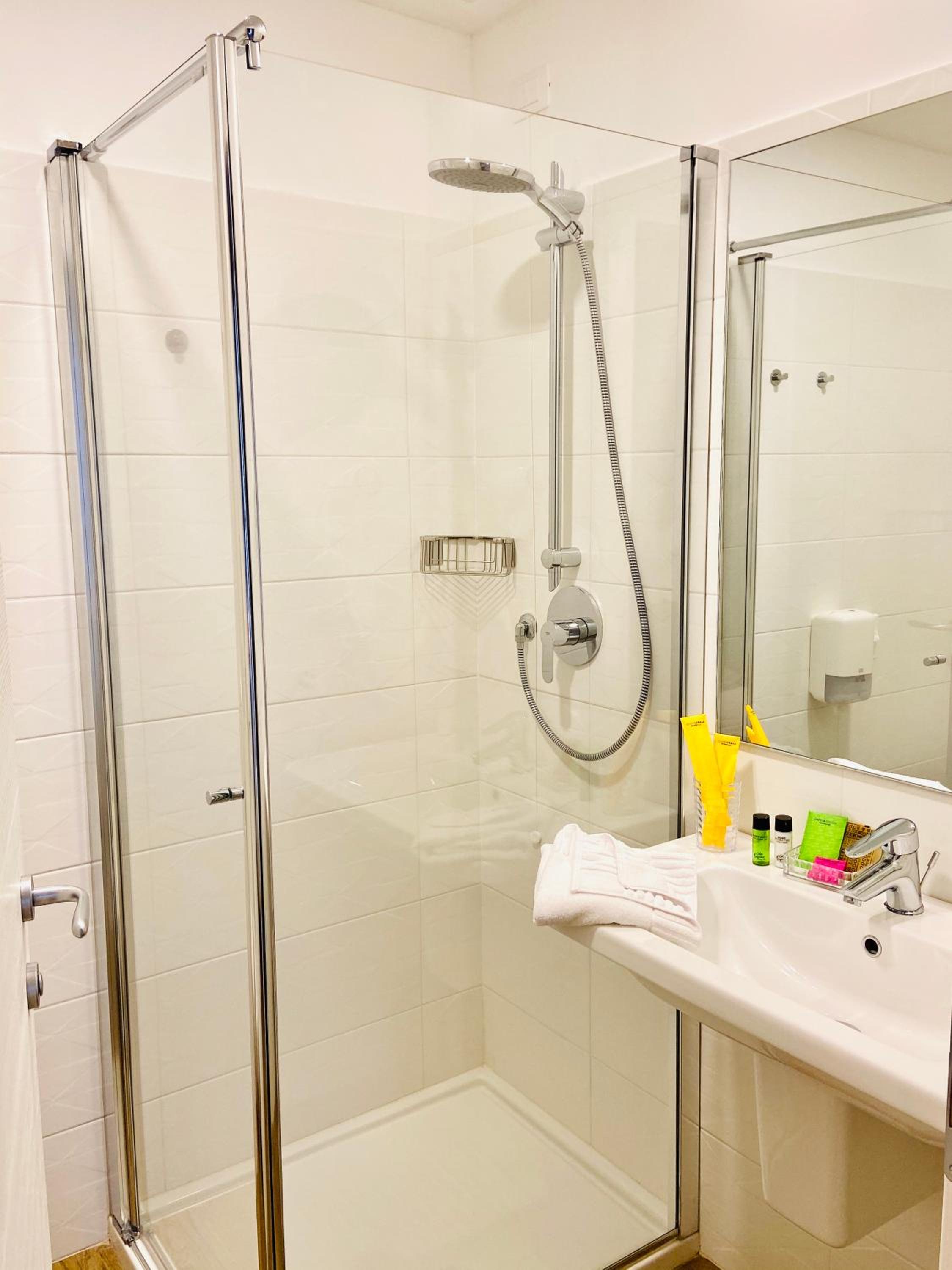 Standard Double Room - Photo 16