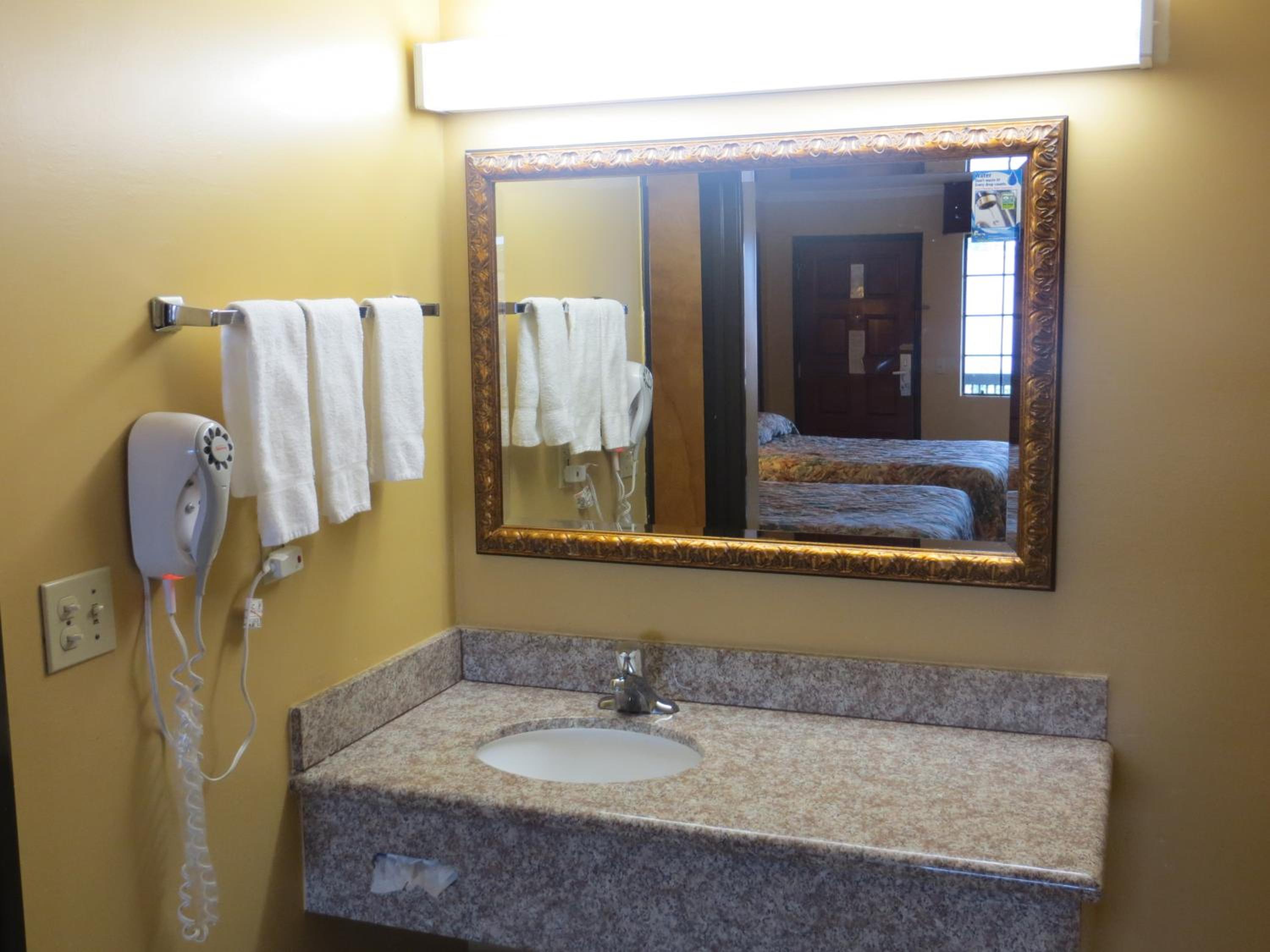 Queen Room with Two Queen Beds - Photo 2