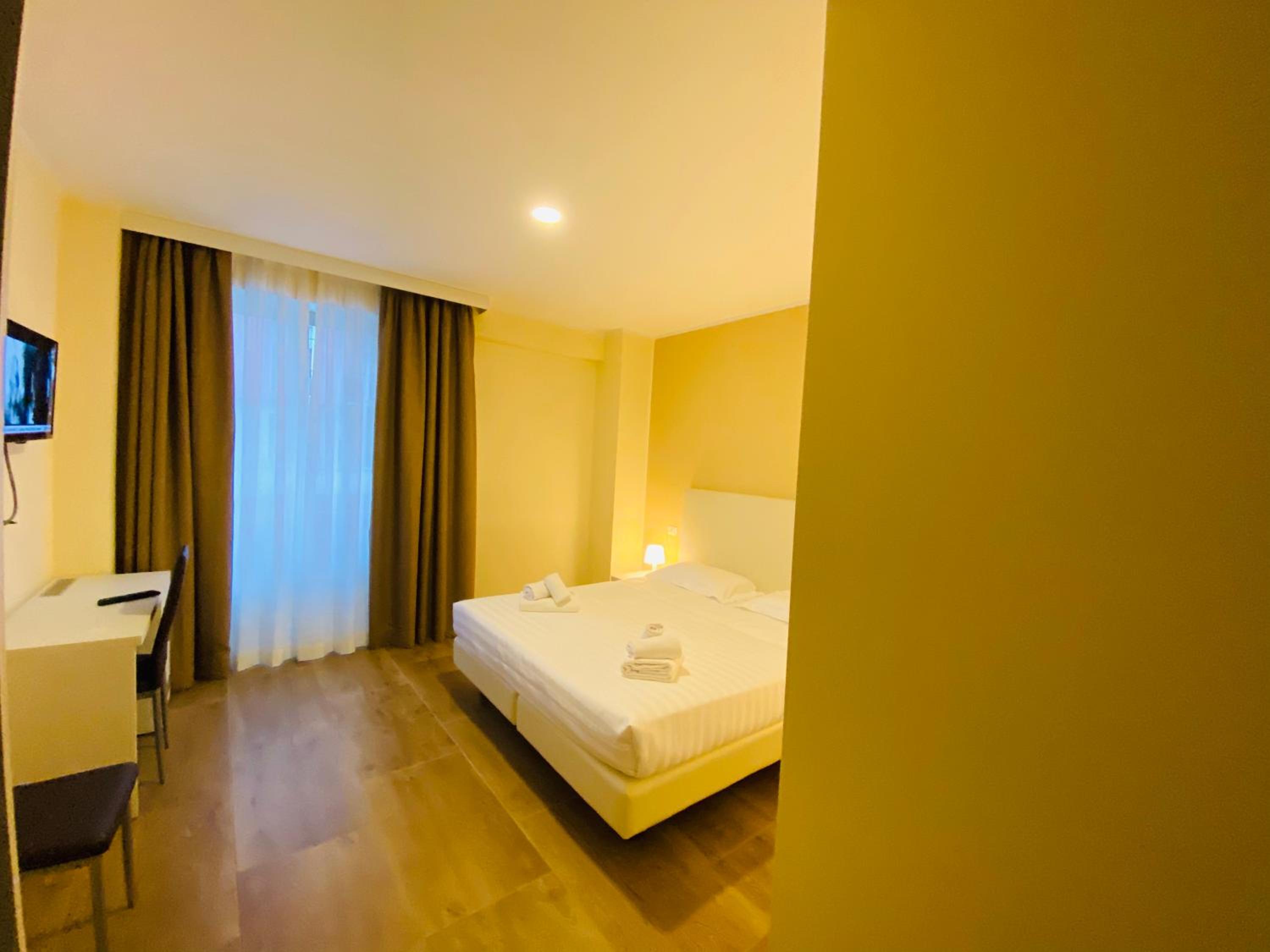 Deluxe Double Room - Photo 10