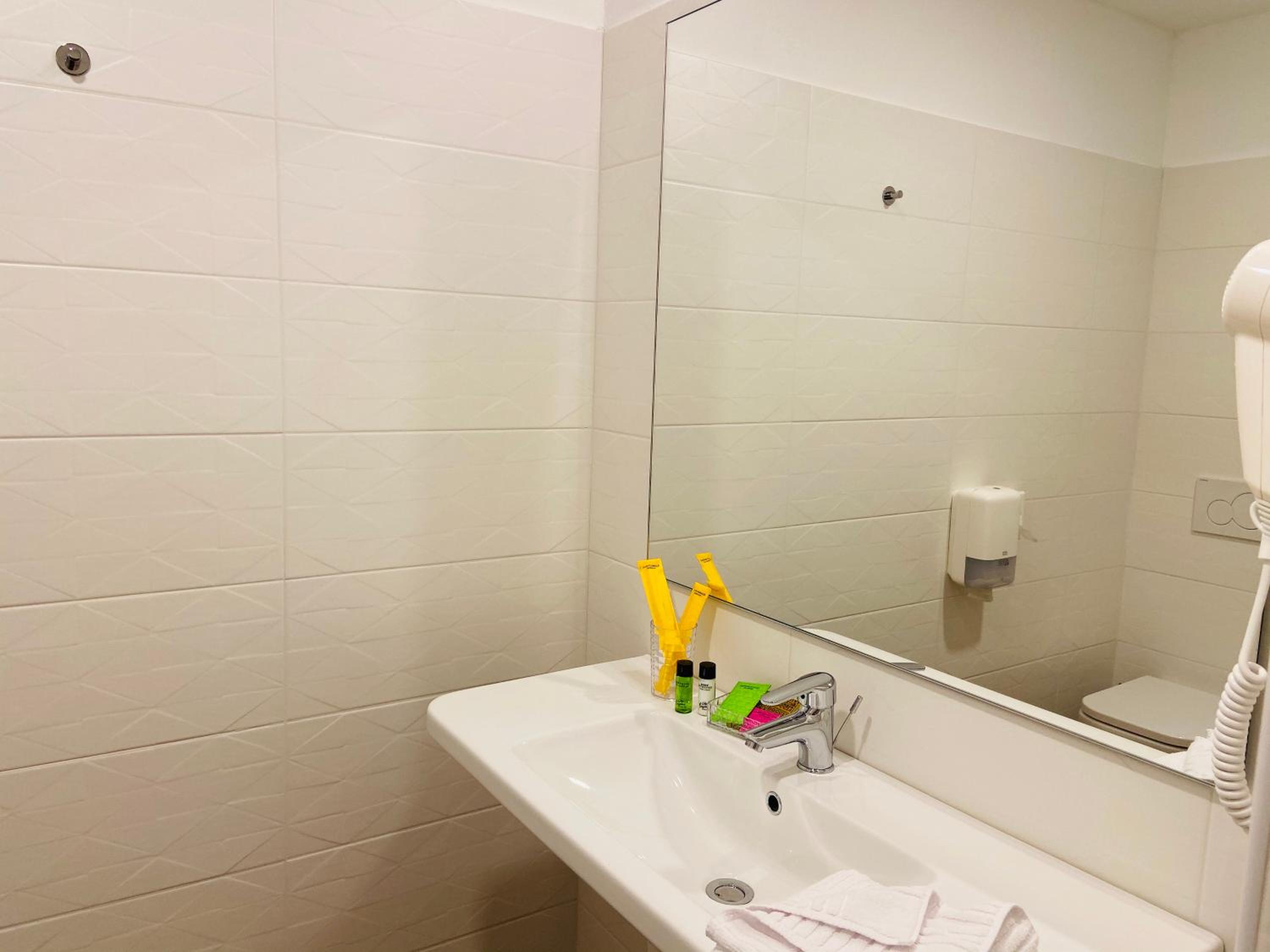 Standard Double Room - Photo 6