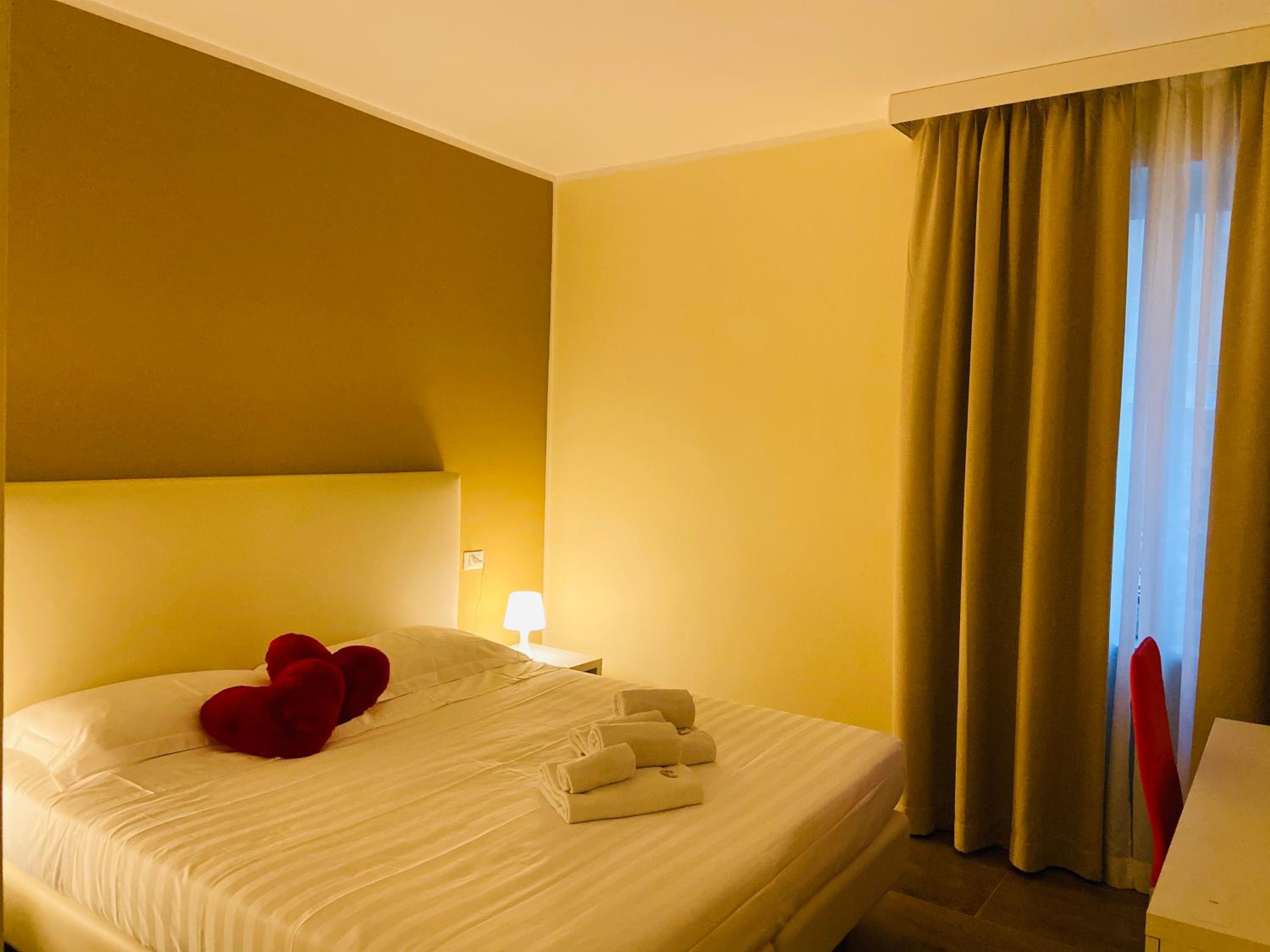 Deluxe Double Room - Photo 11