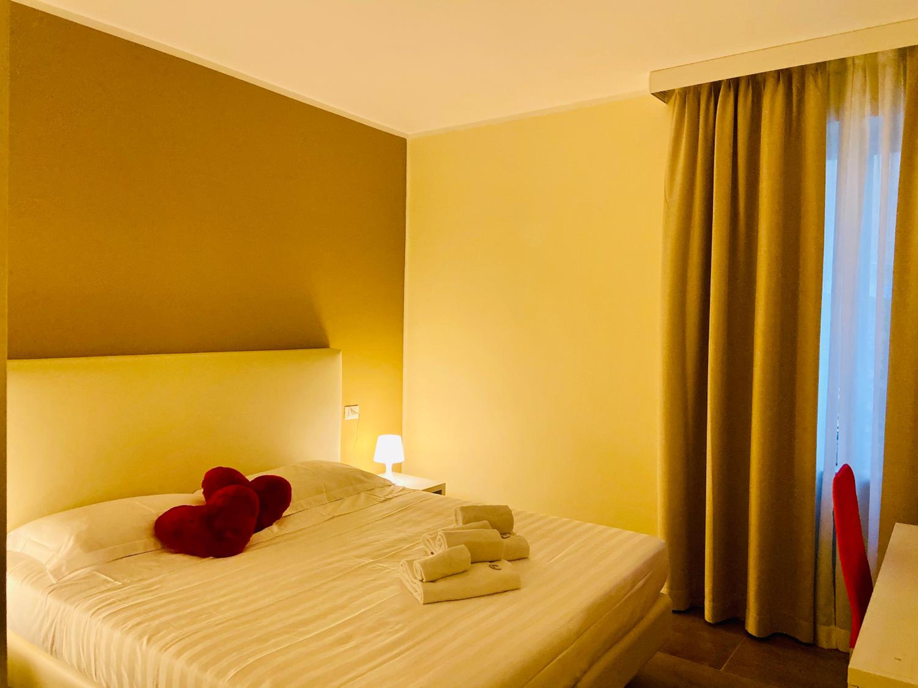 Standard Double Room - Photo 9