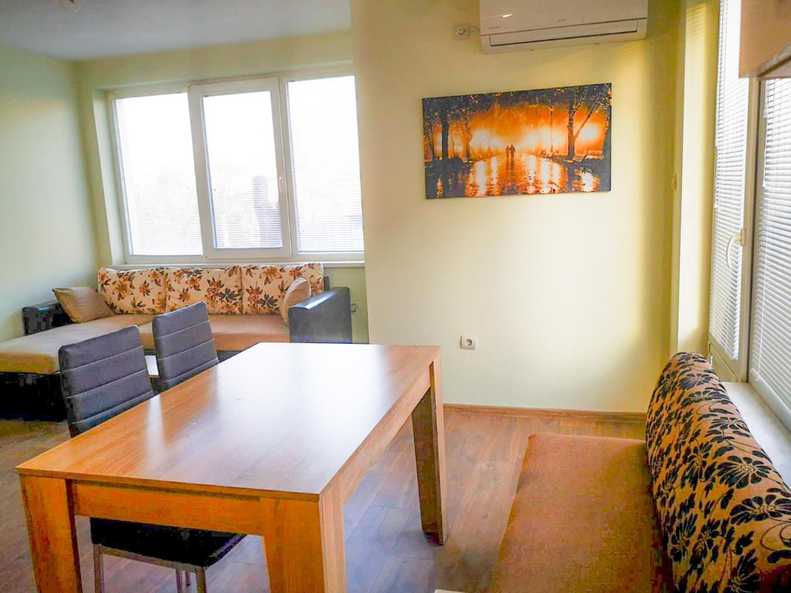 One-Bedroom Apartment photo 1