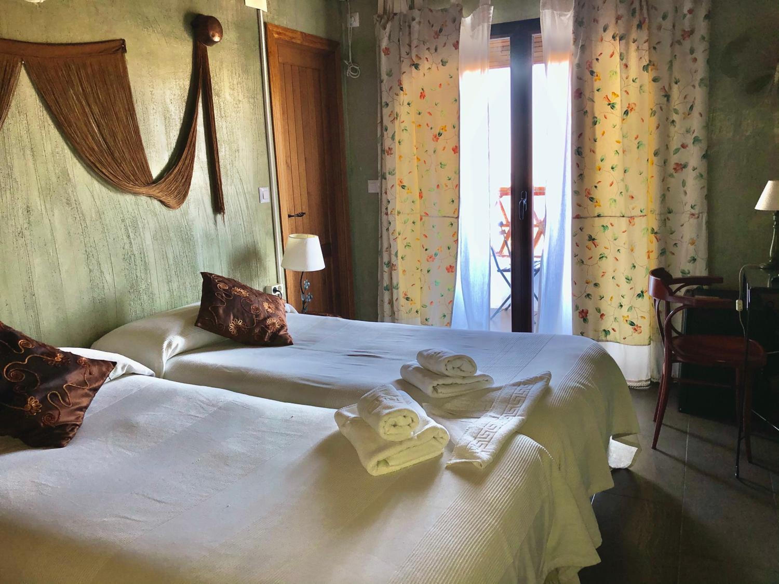 Double Room with Balcony - Photo 7