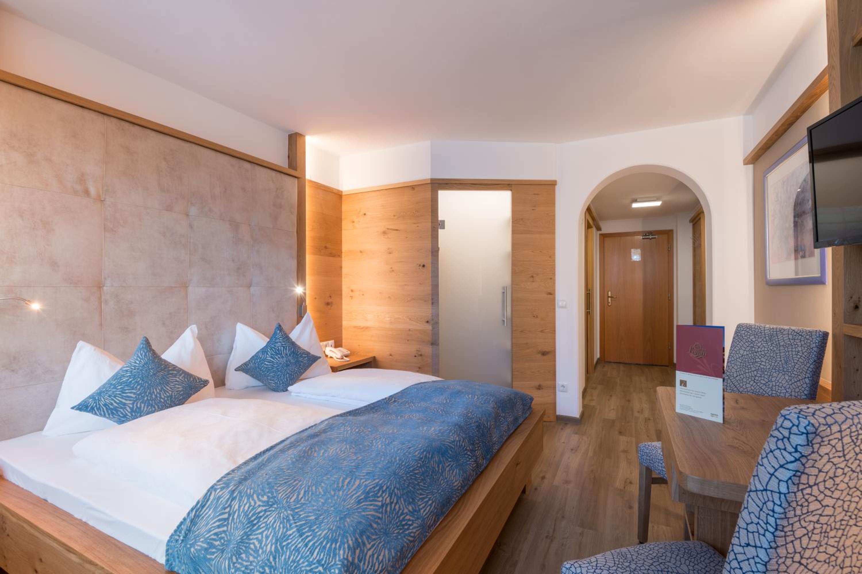 Small double room with queen size bed