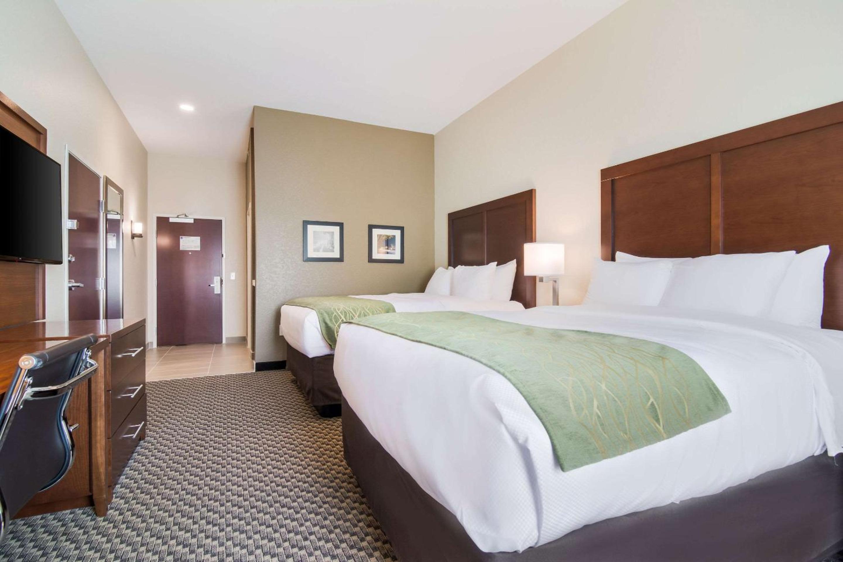 Queen Room with Two Queen Beds - Non-Smoking - Photo 1