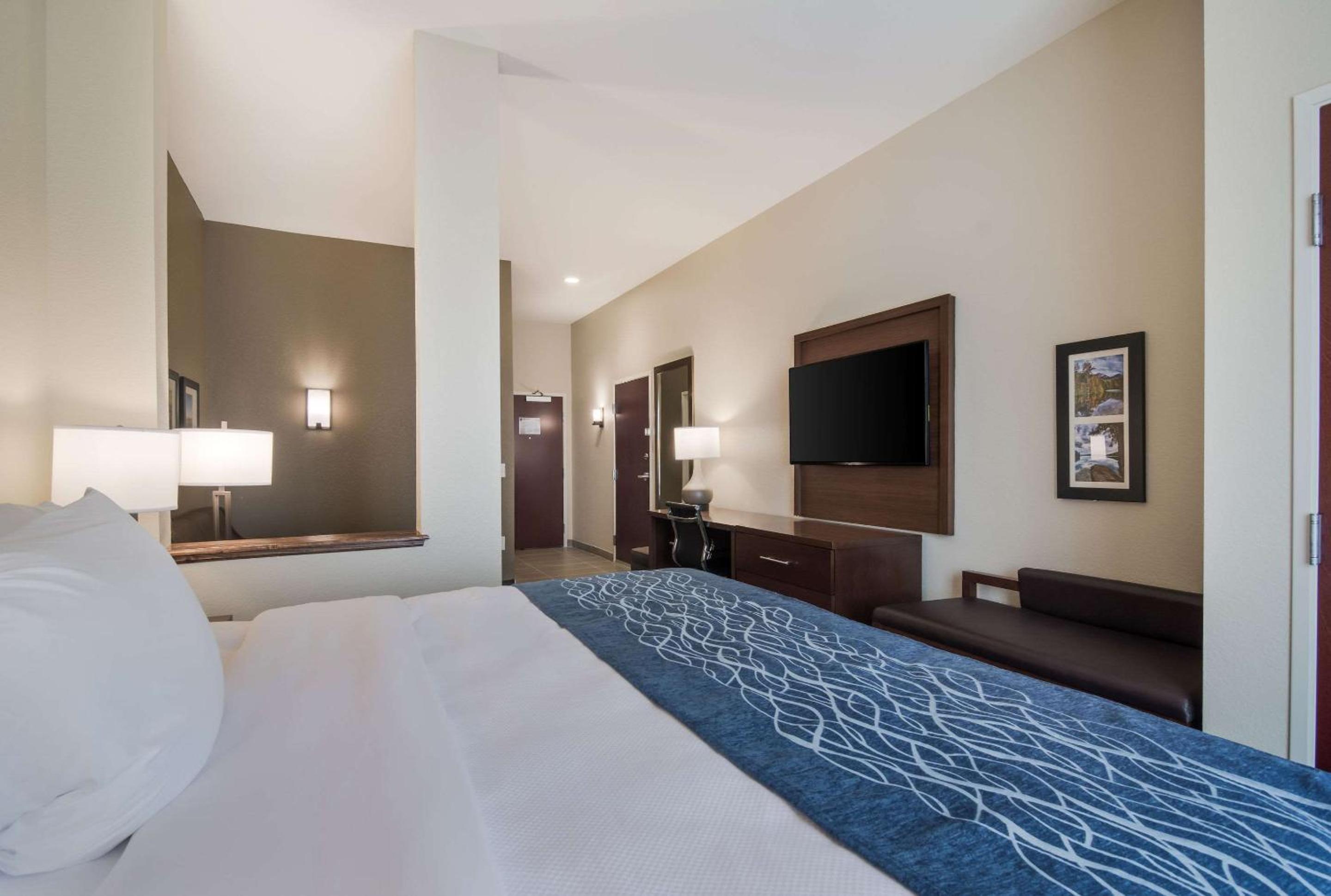 King Suite - Non-Smoking - Photo 1