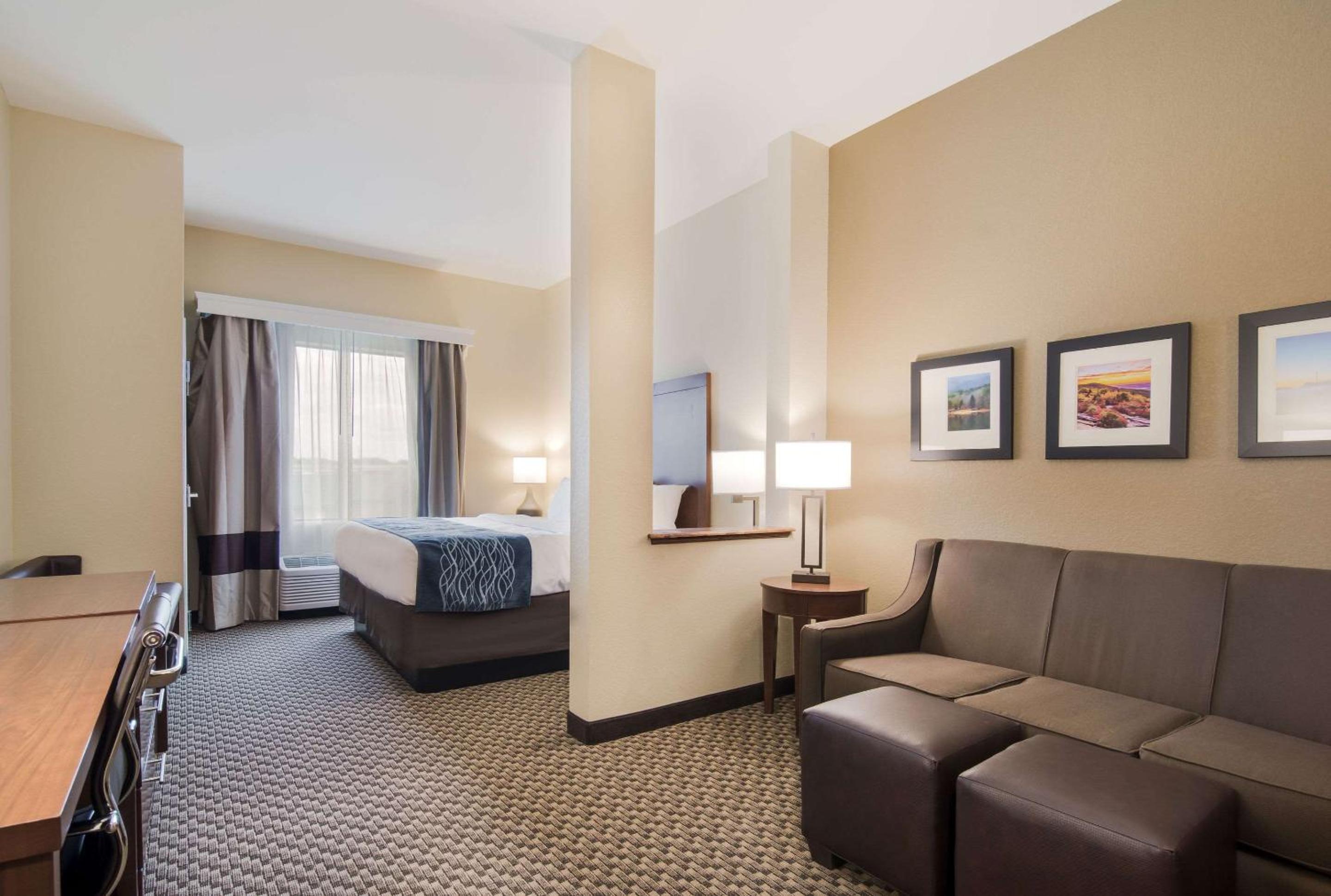 King Suite - Non-Smoking - Photo 2