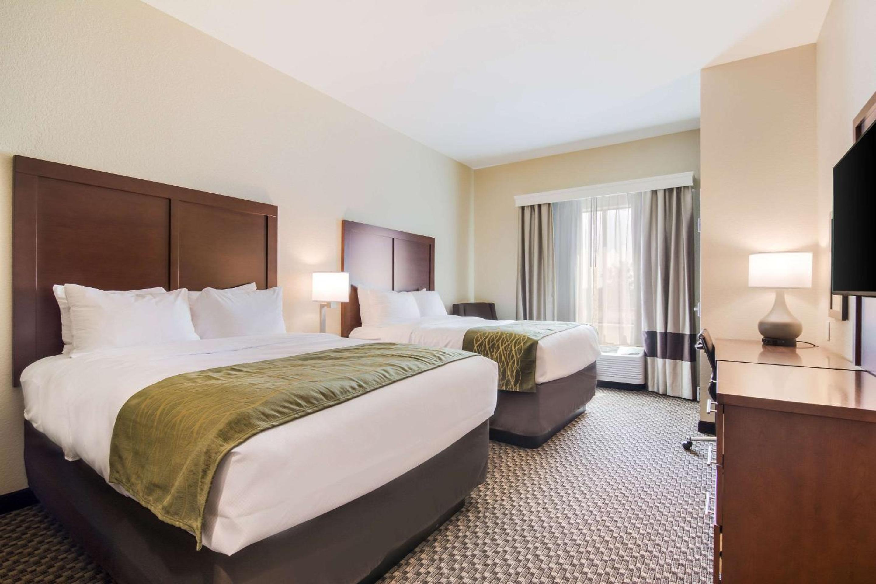 Queen Room with Two Queen Beds - Non-Smoking - Photo 4