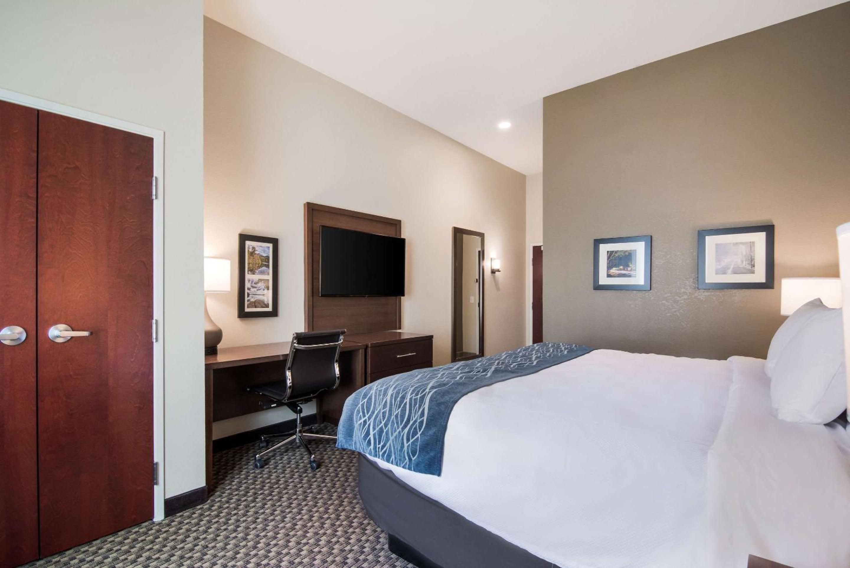 Standard King Room - Non-Smoking  - Photo 2