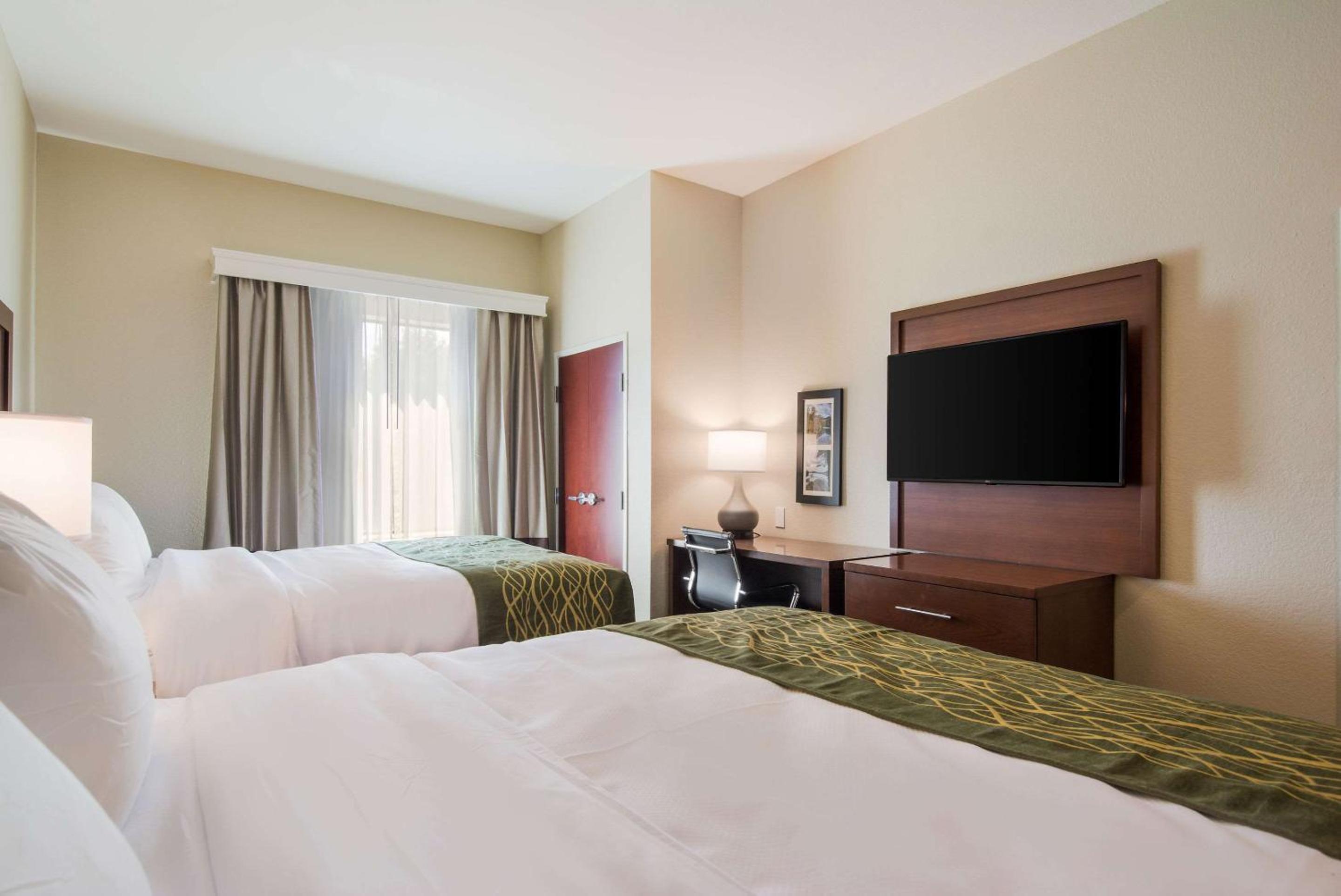 Queen Room with Two Queen Beds - Non-Smoking - Photo 2