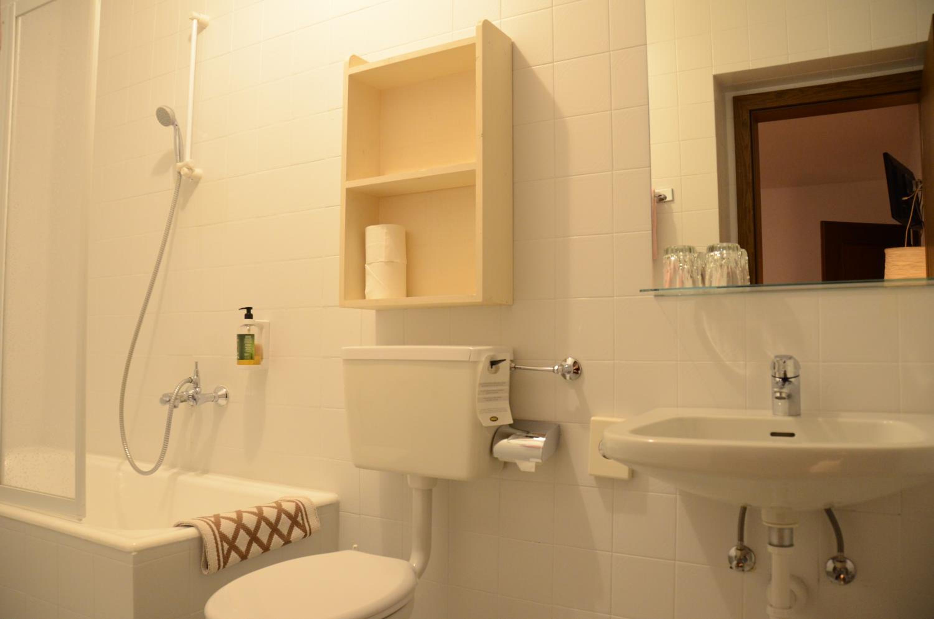 Double Room with Balcony - Photo 4